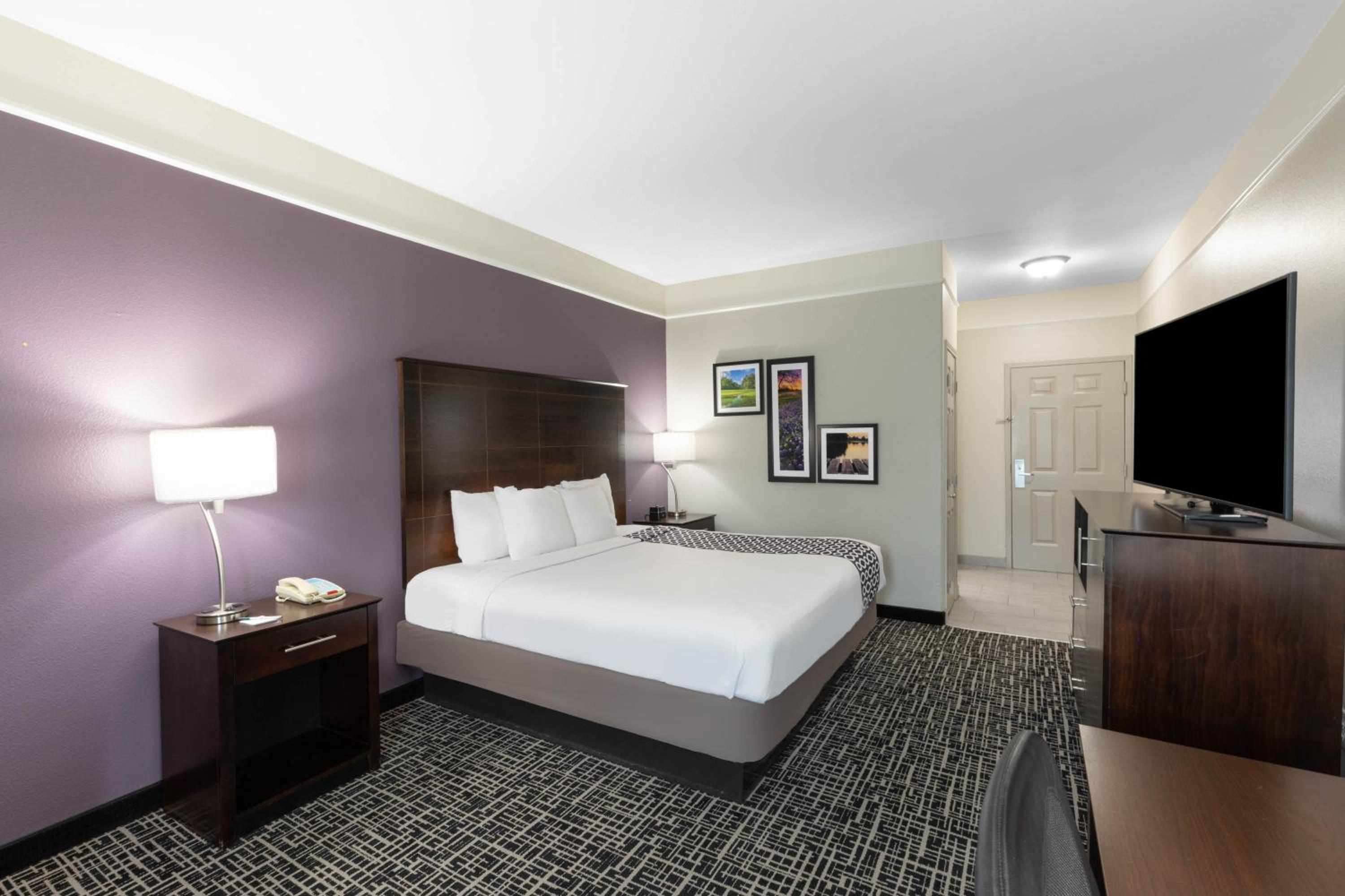Deluxe King Room - Photo 4