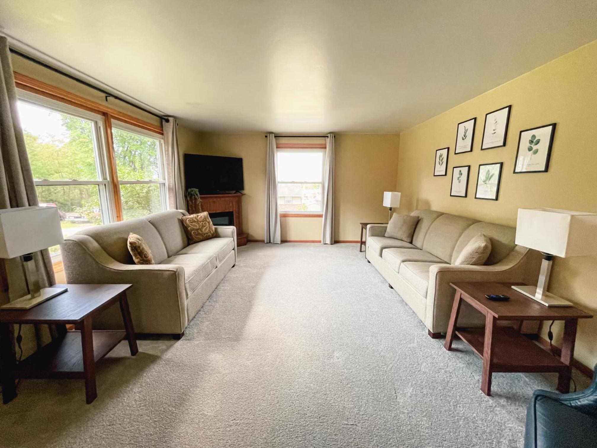 Three-Bedroom House - Photo 2