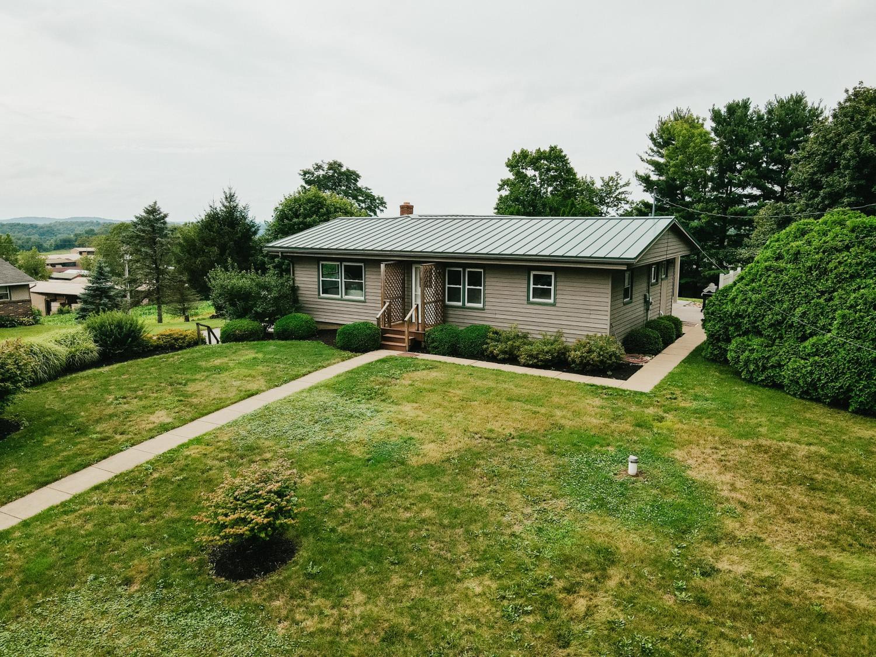 Three-Bedroom House - Photo 4