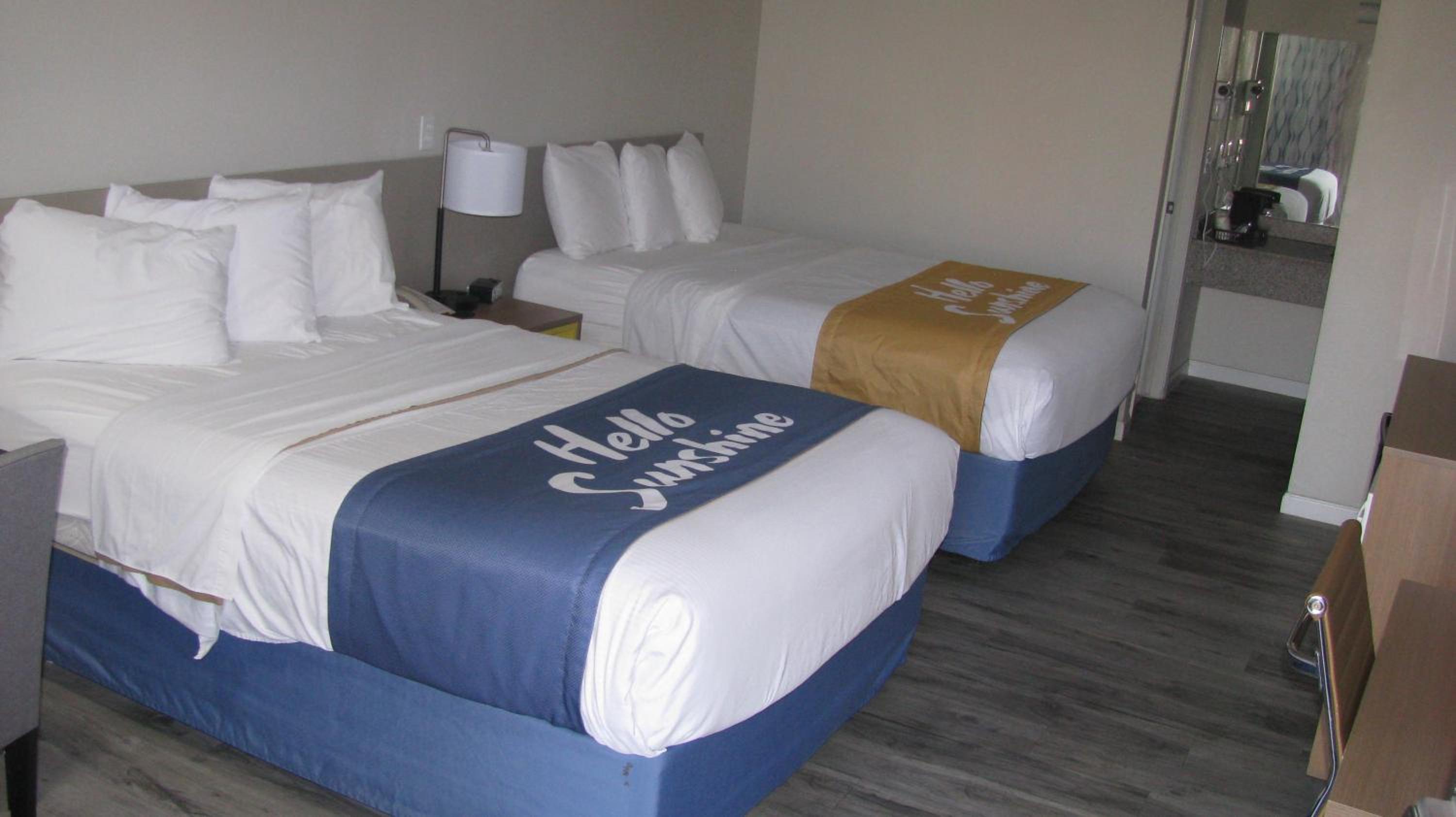 Queen Room with Two Queen Beds - Non-Smoking - Photo 9