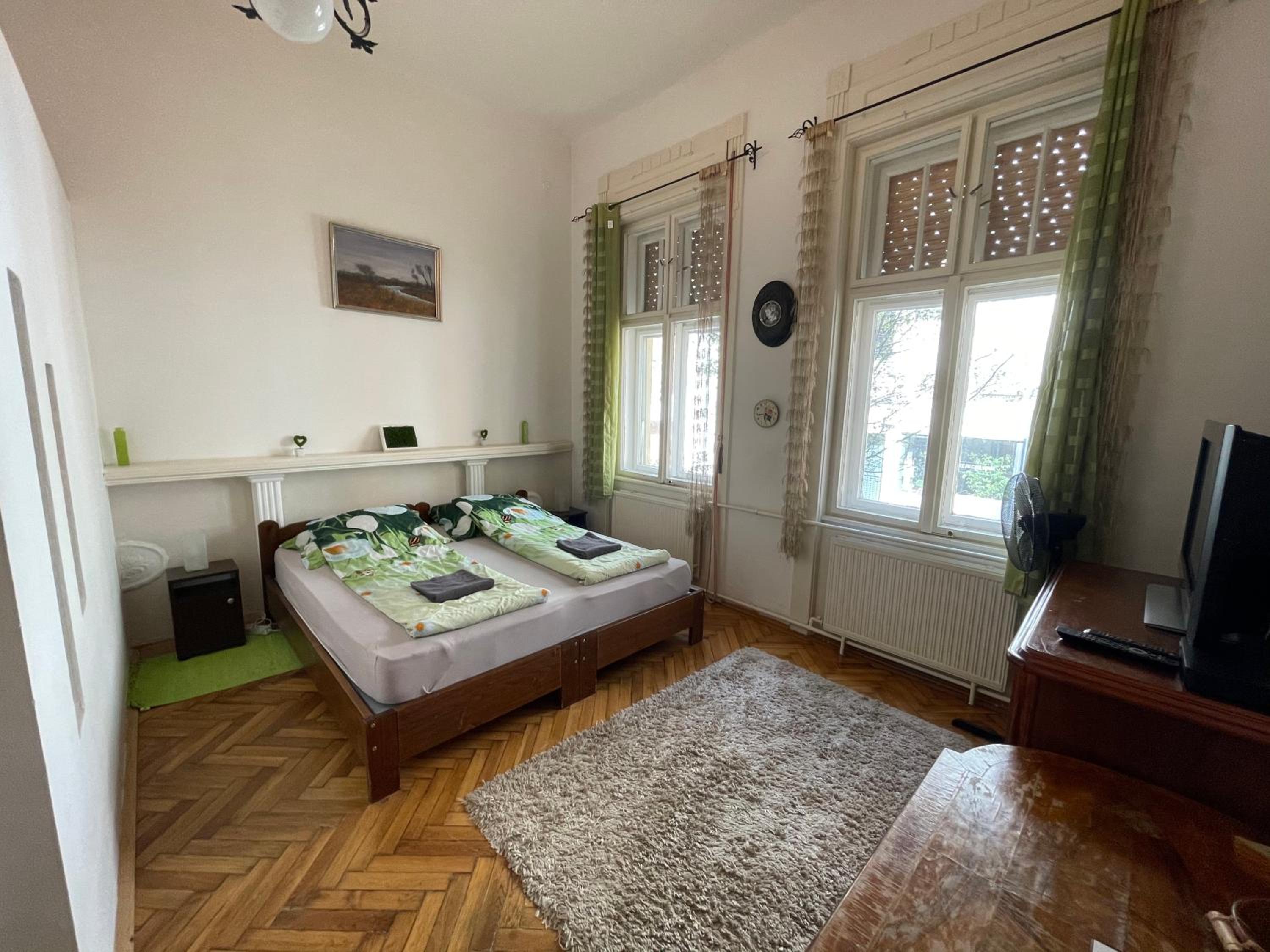 Double Room with Private Bathroom - Photo 2