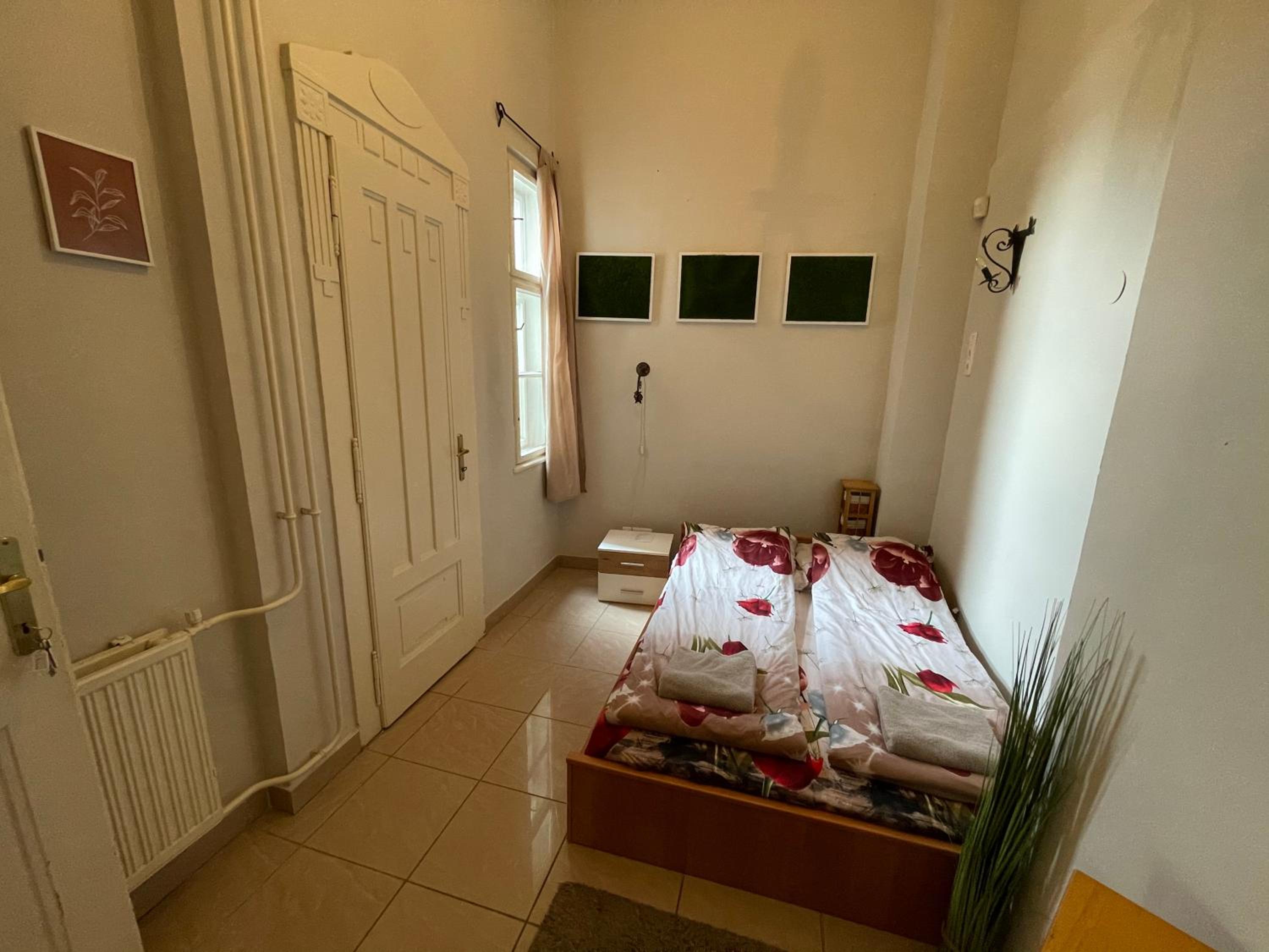 Double Room with Private Bathroom - Photo 2