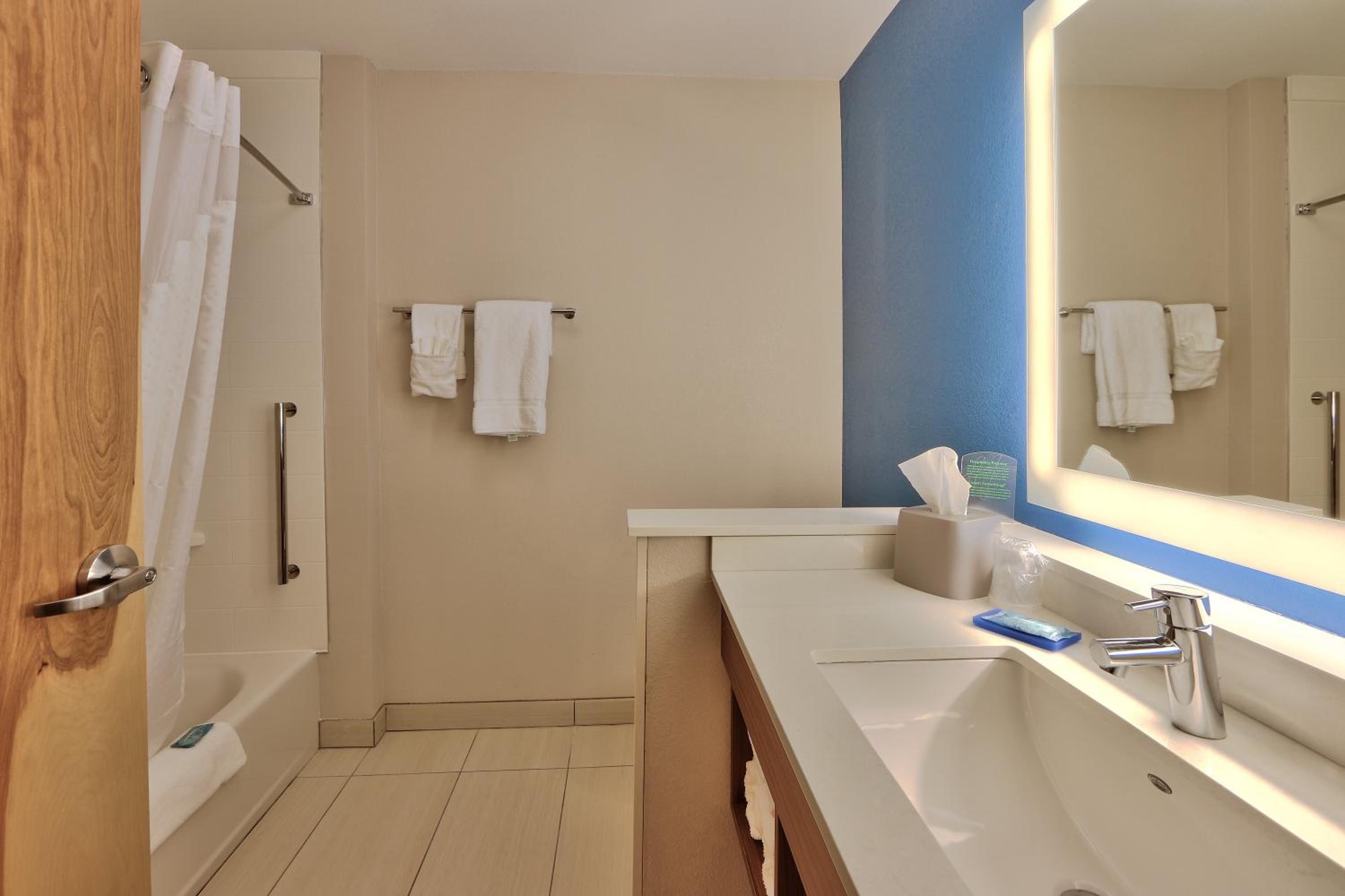 Suite with Two Queen Beds photo 3