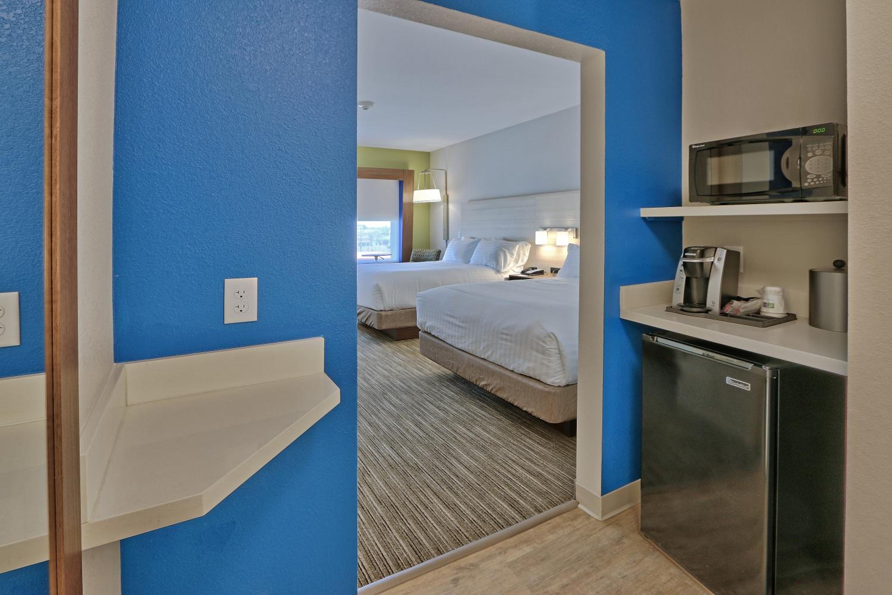Standard Queen Room with Two Queen Beds photo 2