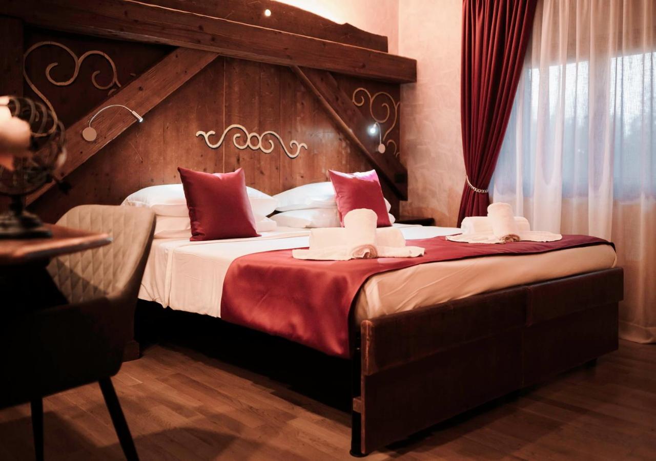 Deluxe Double Room - Photo 13