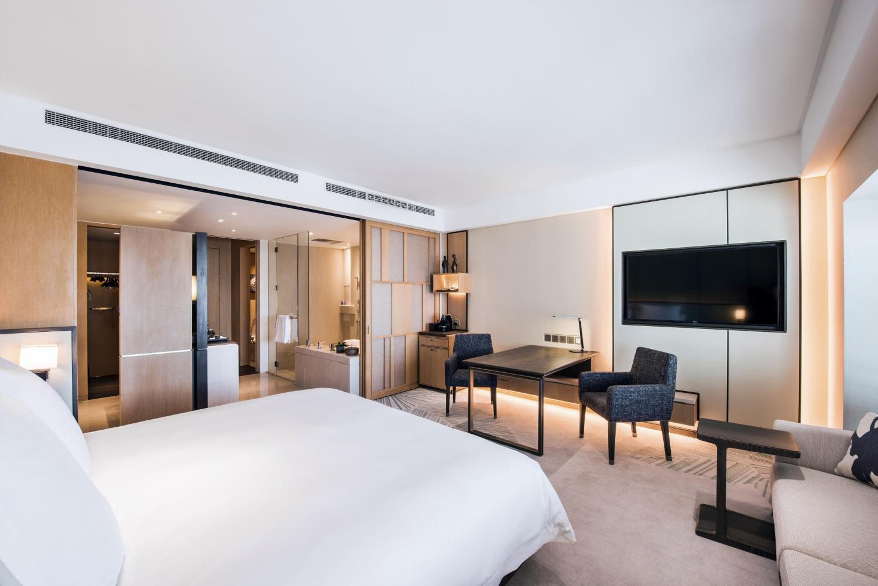 King Room with Changan Avenue View - Photo 3