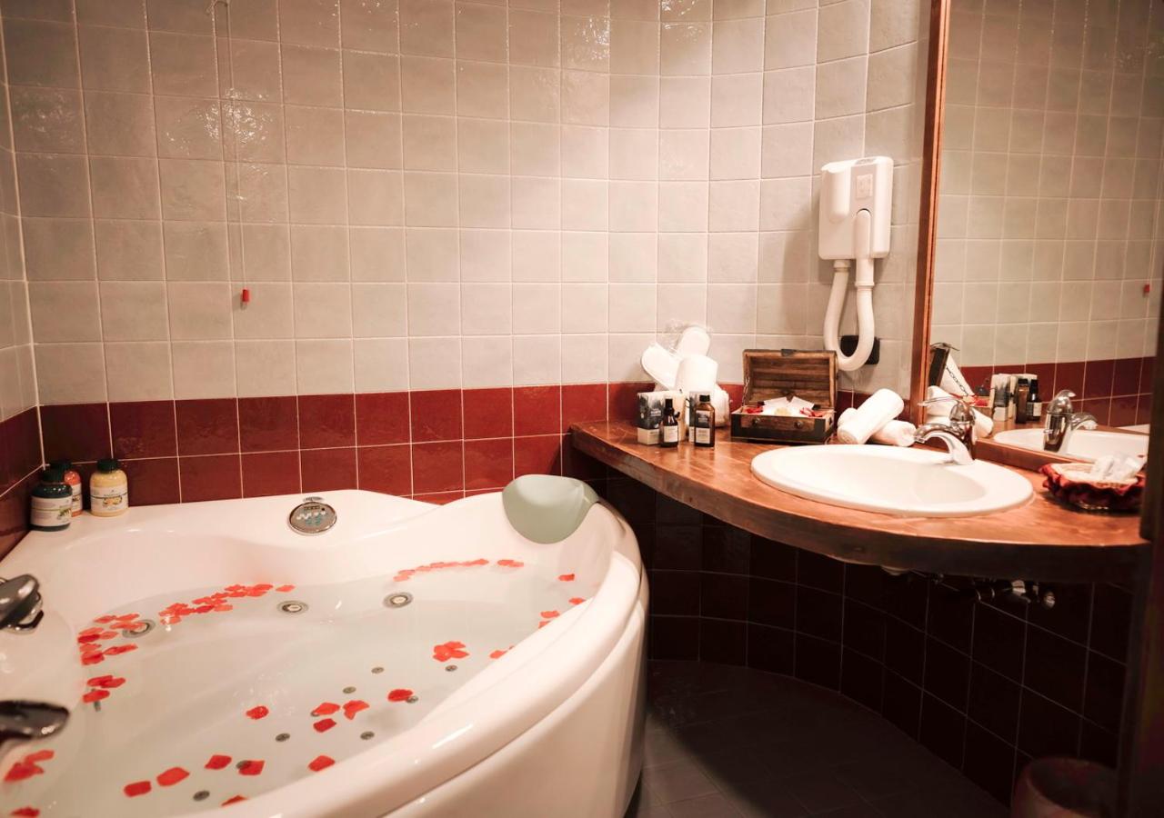 King Suite with Spa Bath - Photo 6