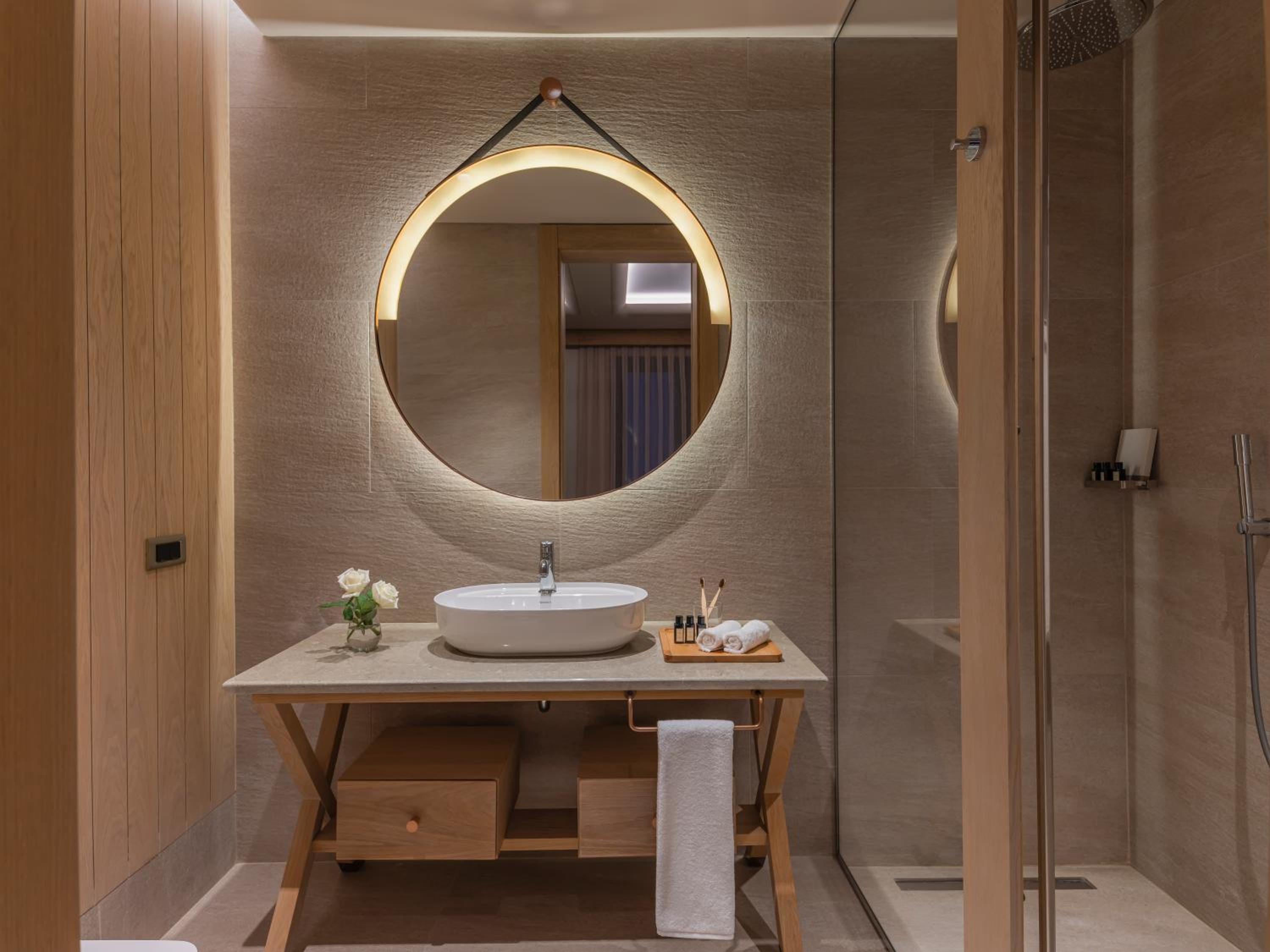Deluxe King Room with Sea View - Photo 2