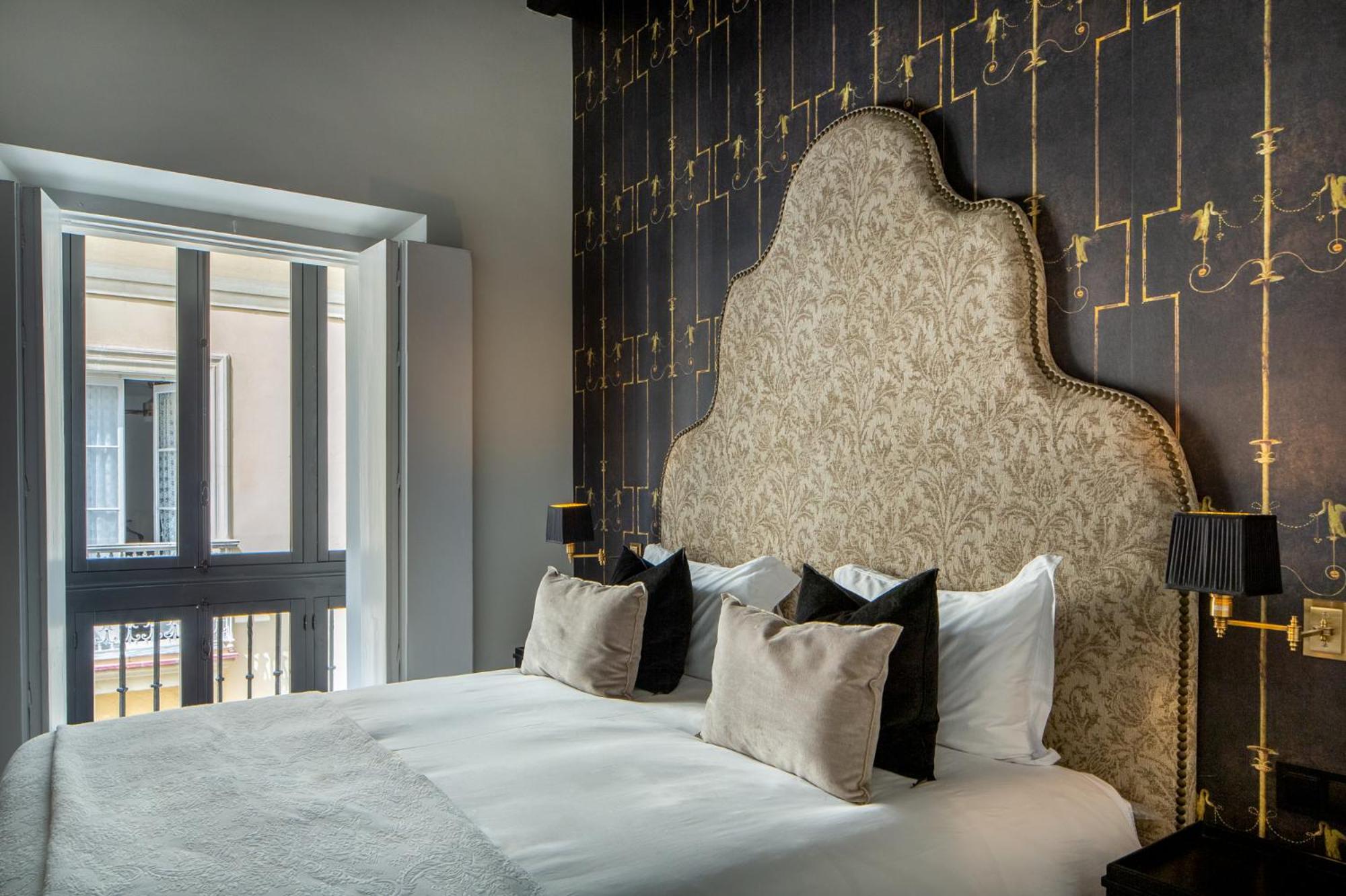 Junior Suite with Balcony - Photo 9