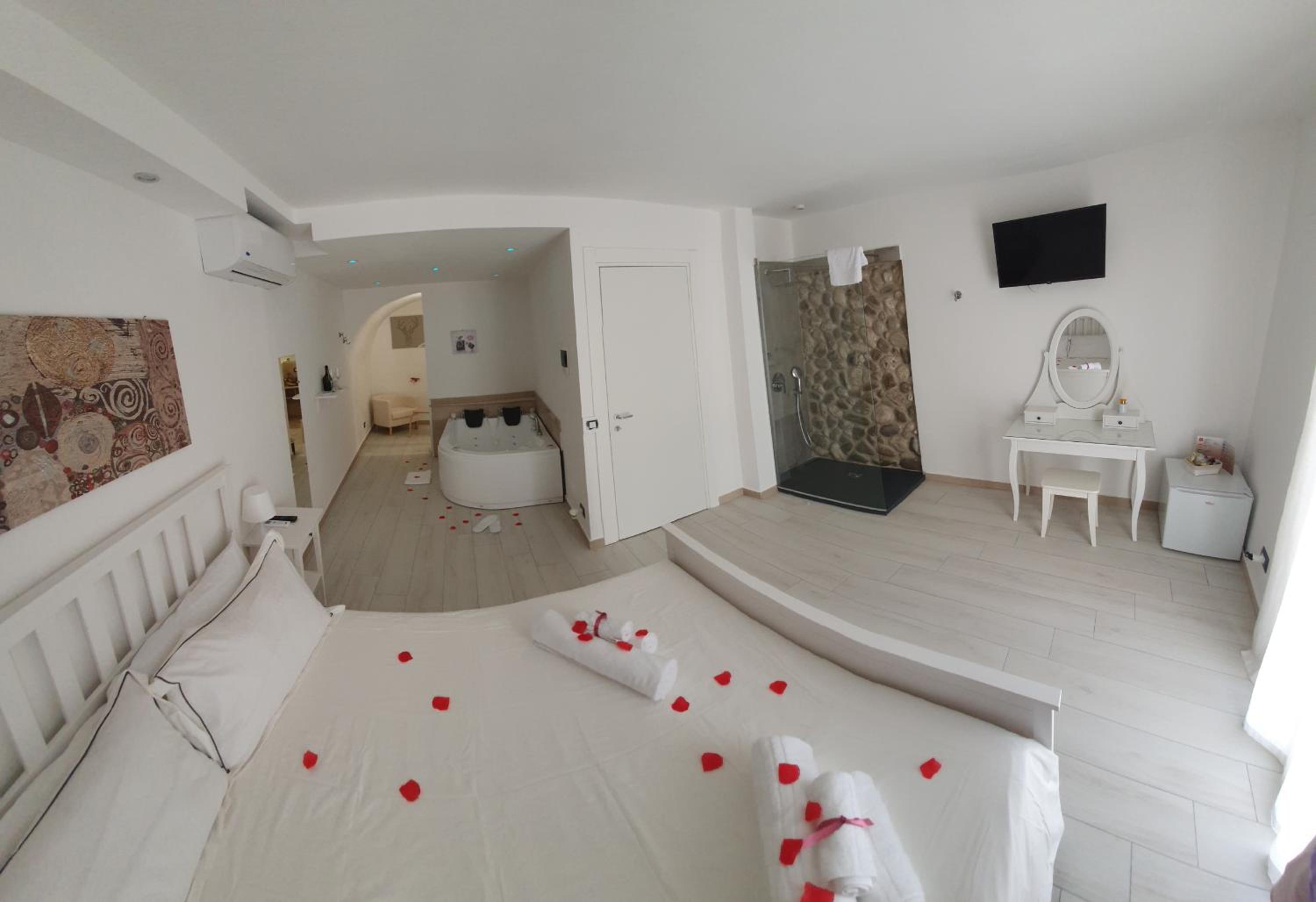 King Room with Spa Bath - Photo 11