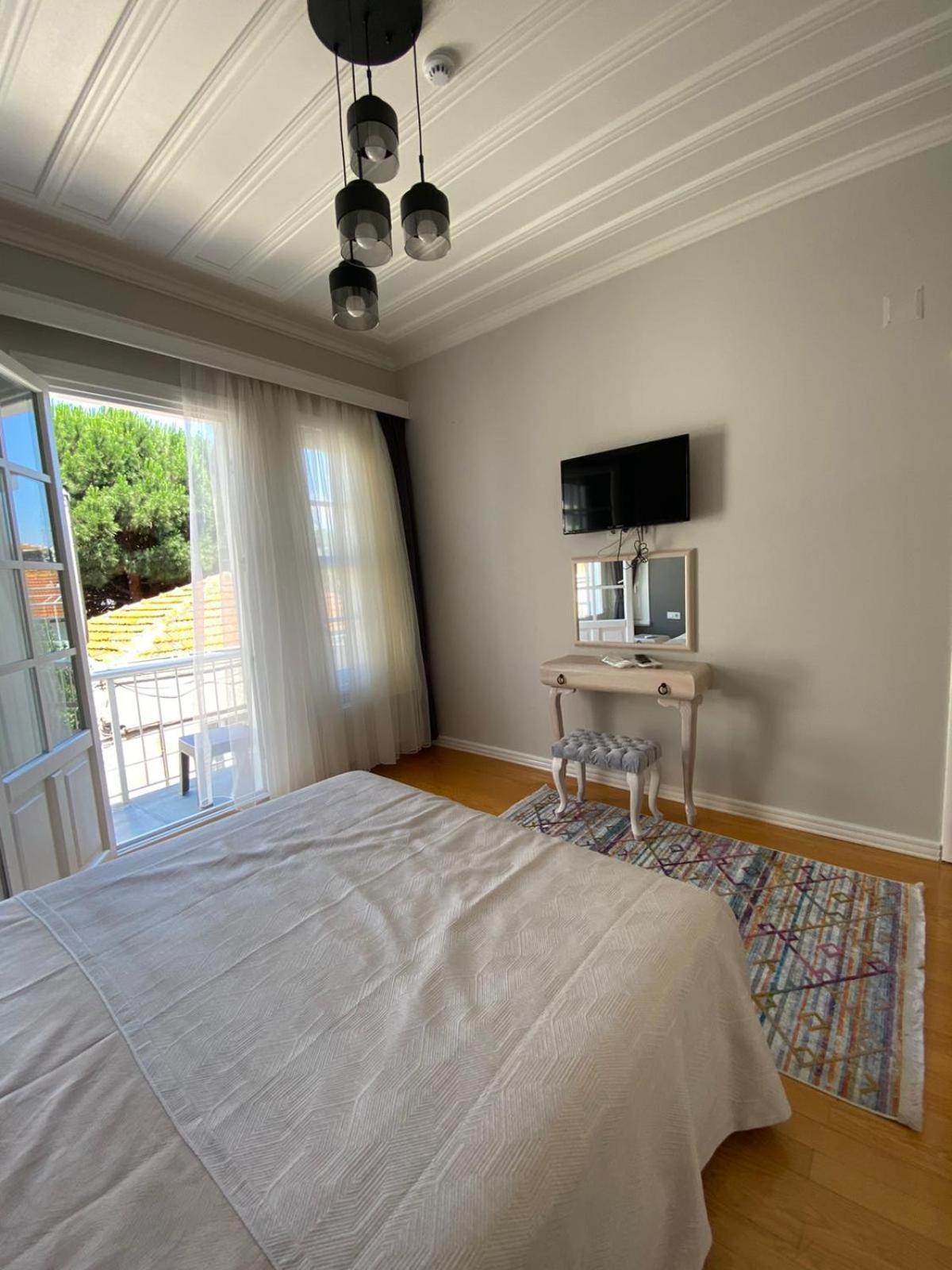 King Suite with Balcony photo 2