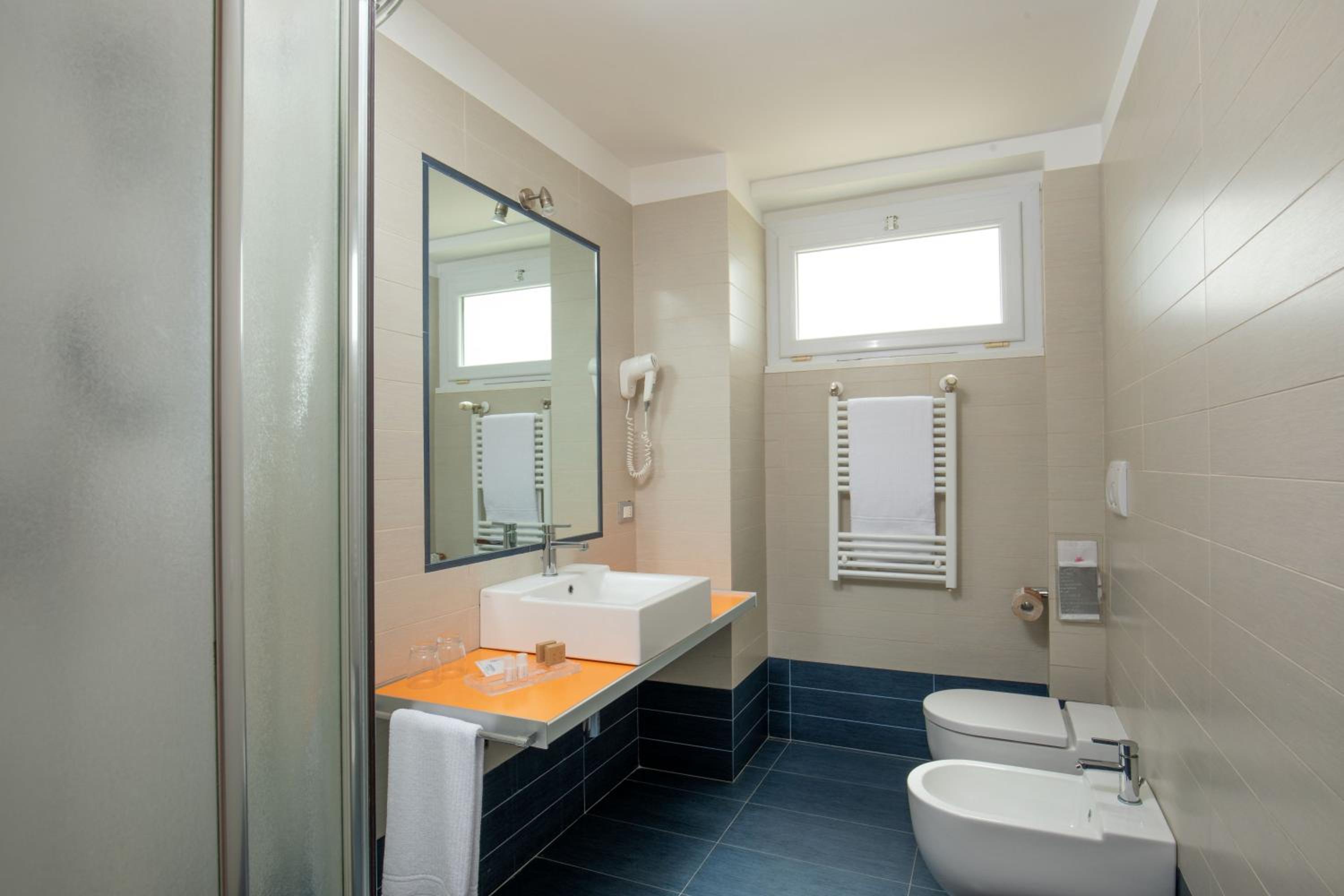 Standard Double or Twin Room with Balcony - Photo 4