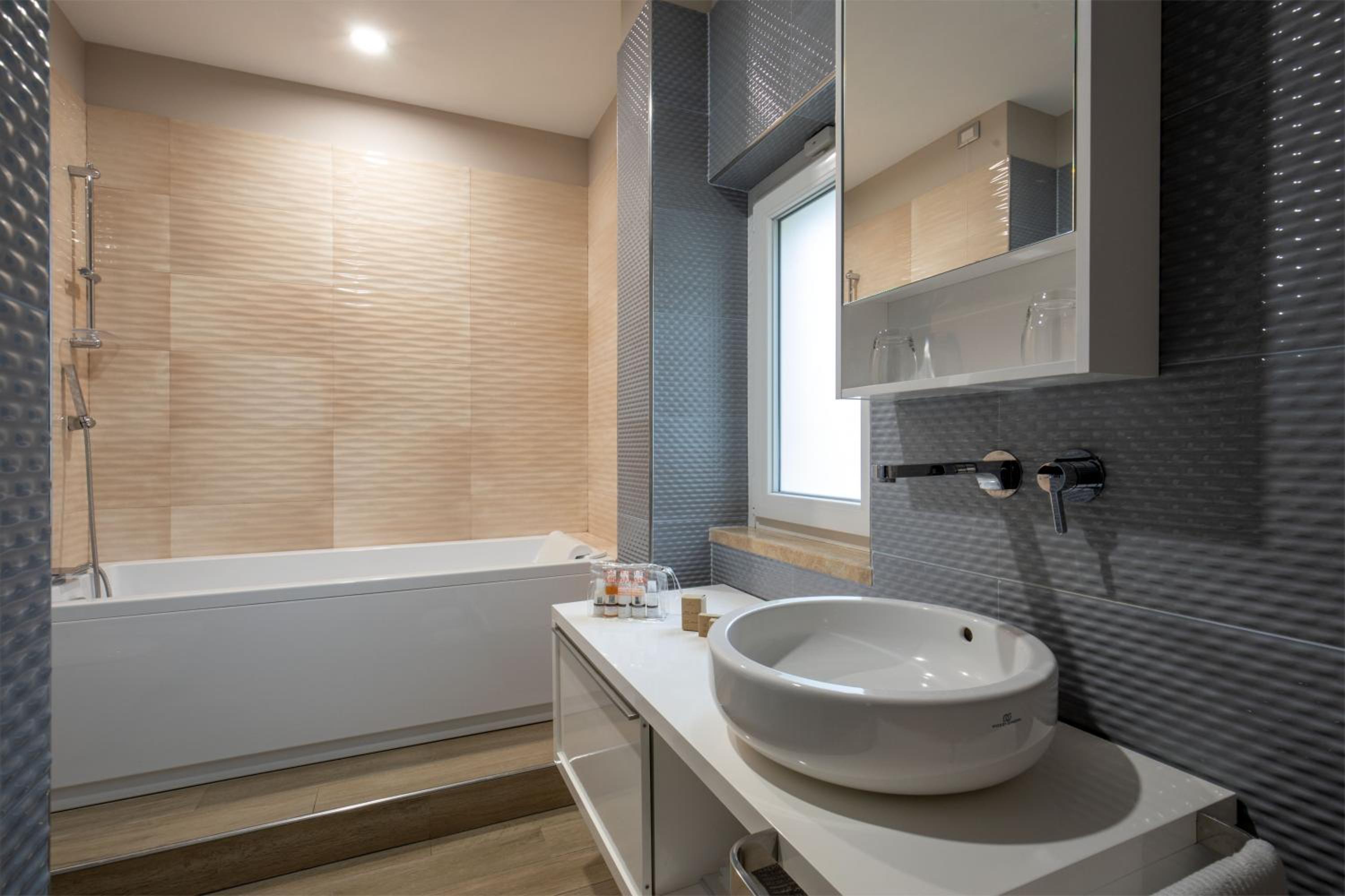 Junior Suite with Terrace - Photo 3