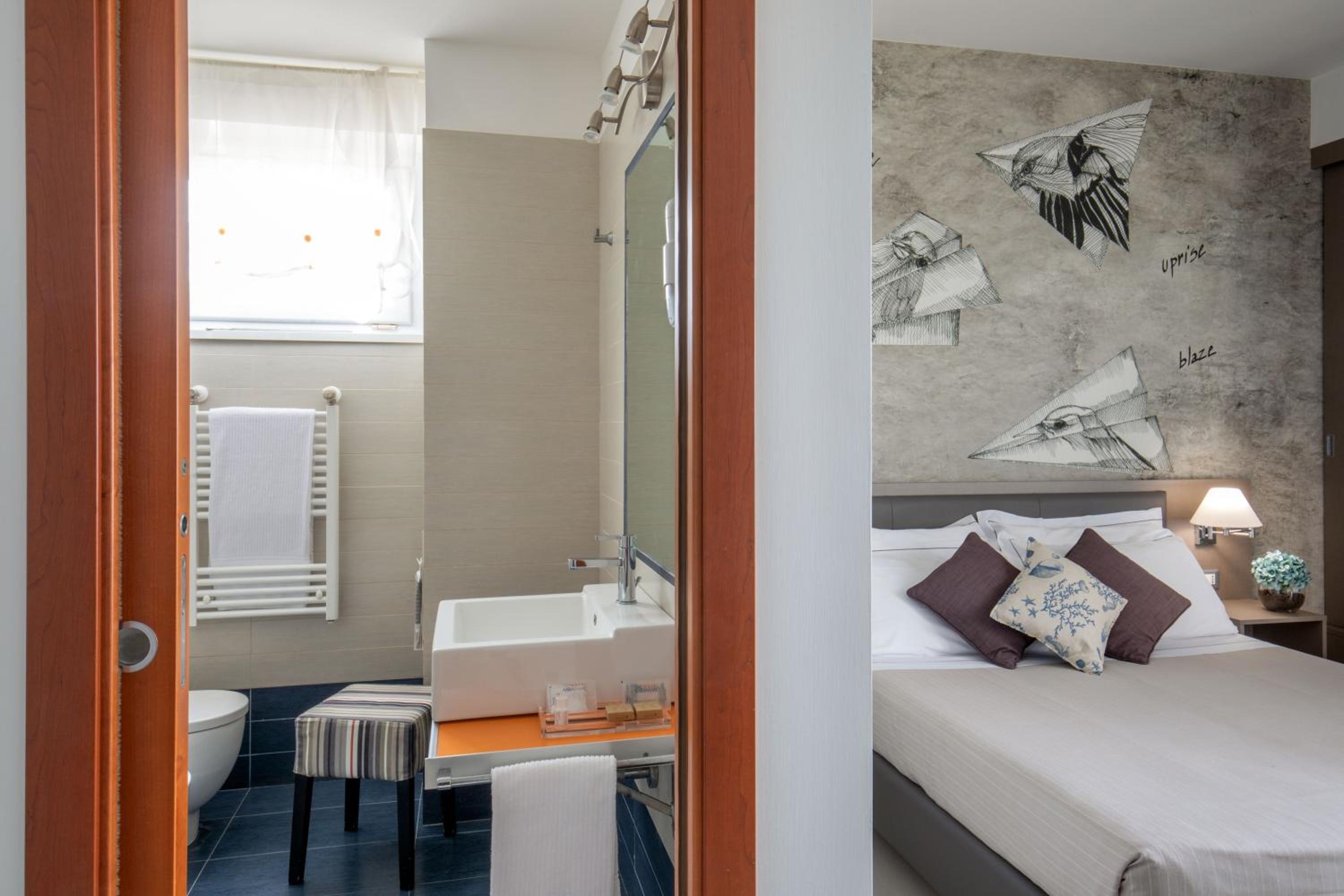 Standard Double or Twin Room with Balcony - Photo 3