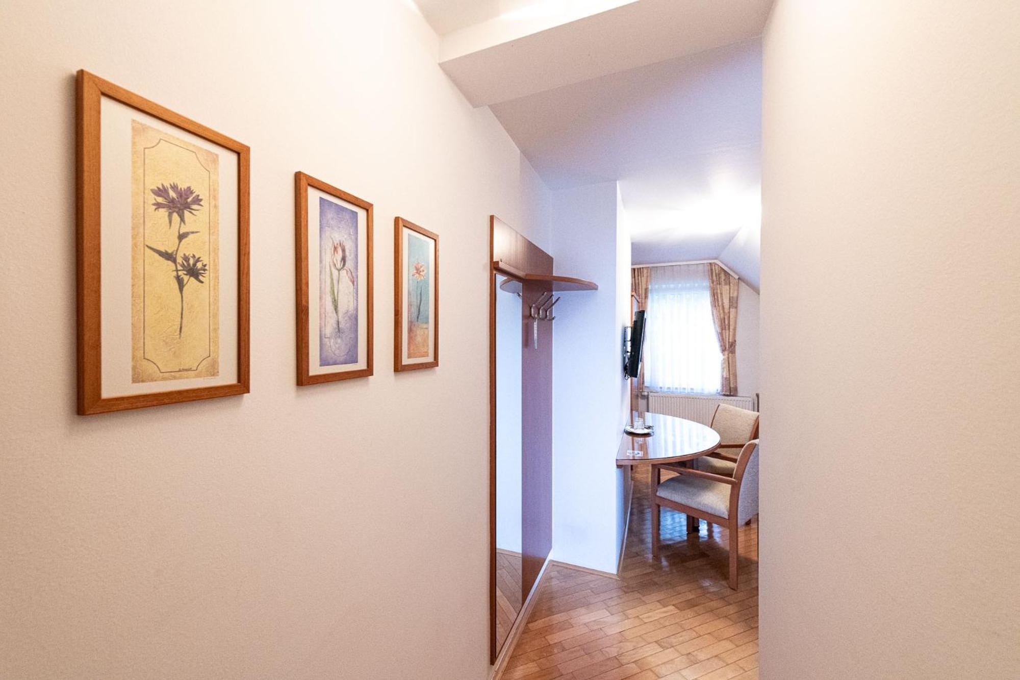 Twin Room with Garden View - Photo 10