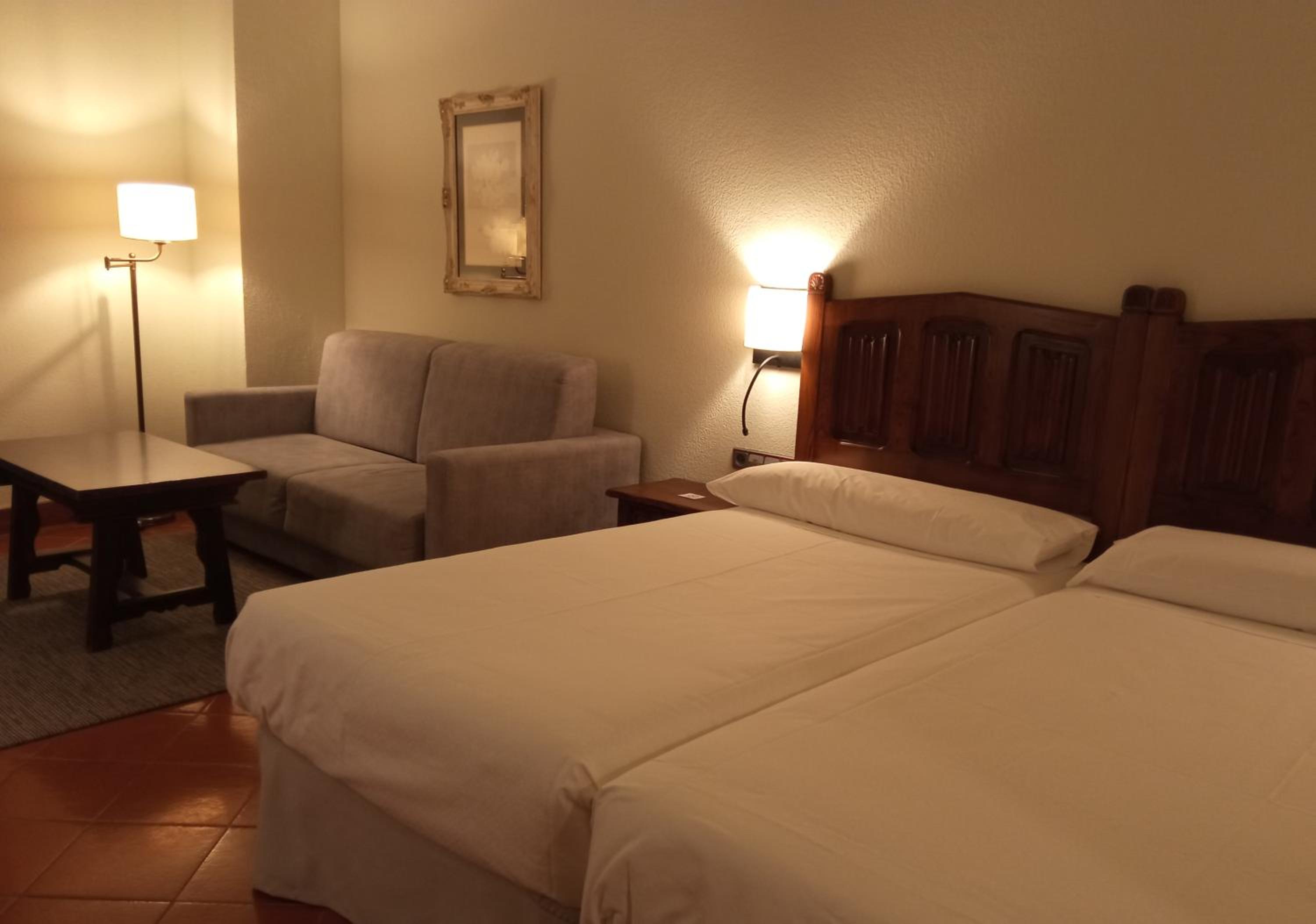 Standard Twin Room (2 Adults + 1 Child) photo 2