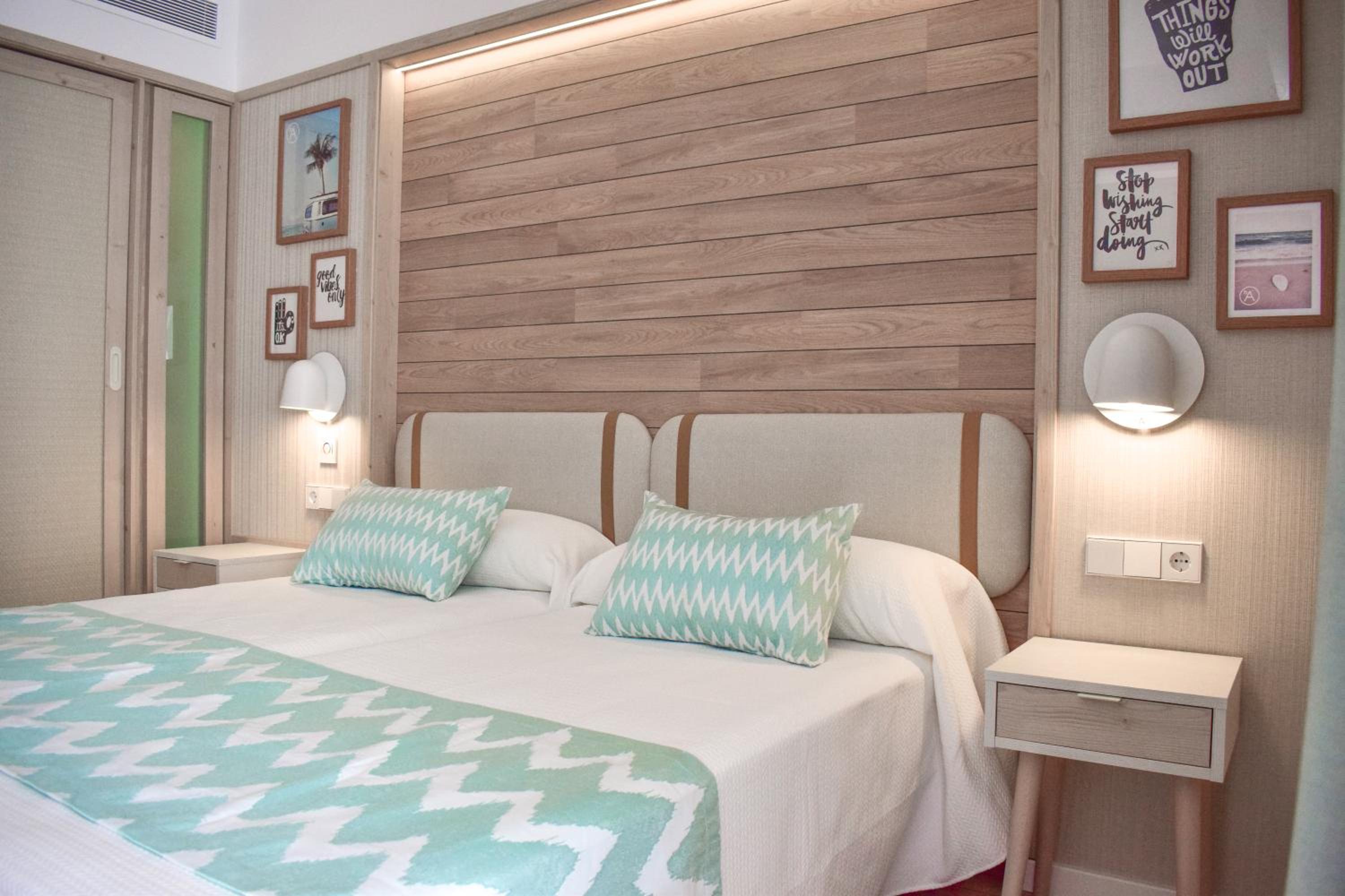 Double Room with City View - Photo 10