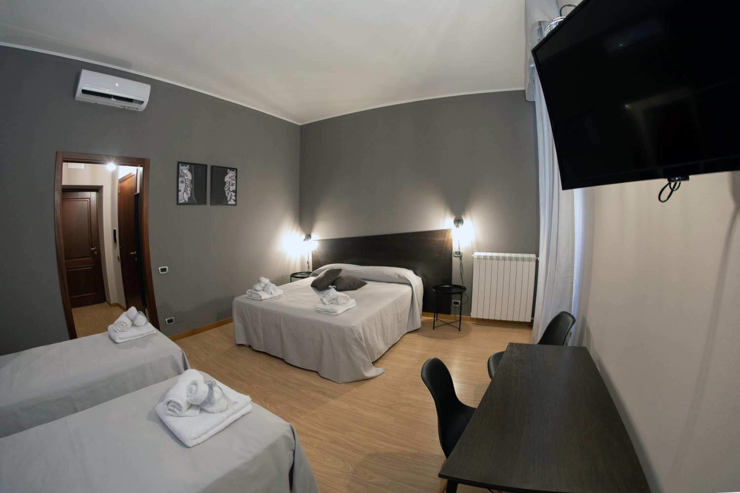 Quadruple Room - Photo 13