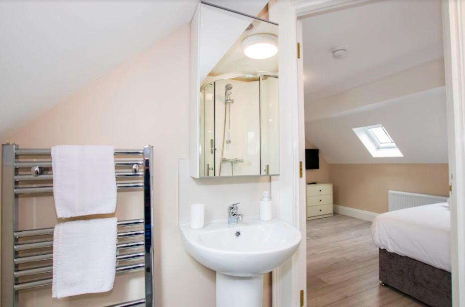 Family Room with Private Bathroom photo 2