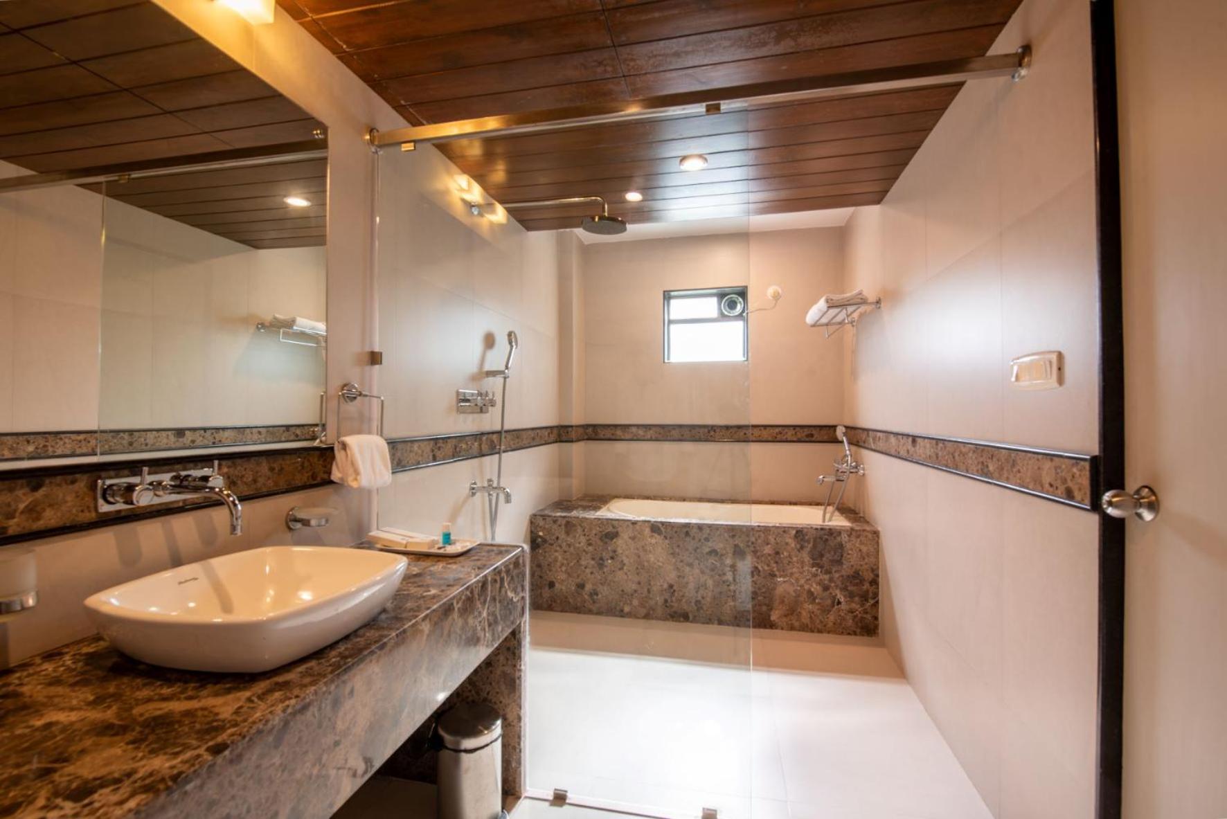 Executive Suite - Photo 3
