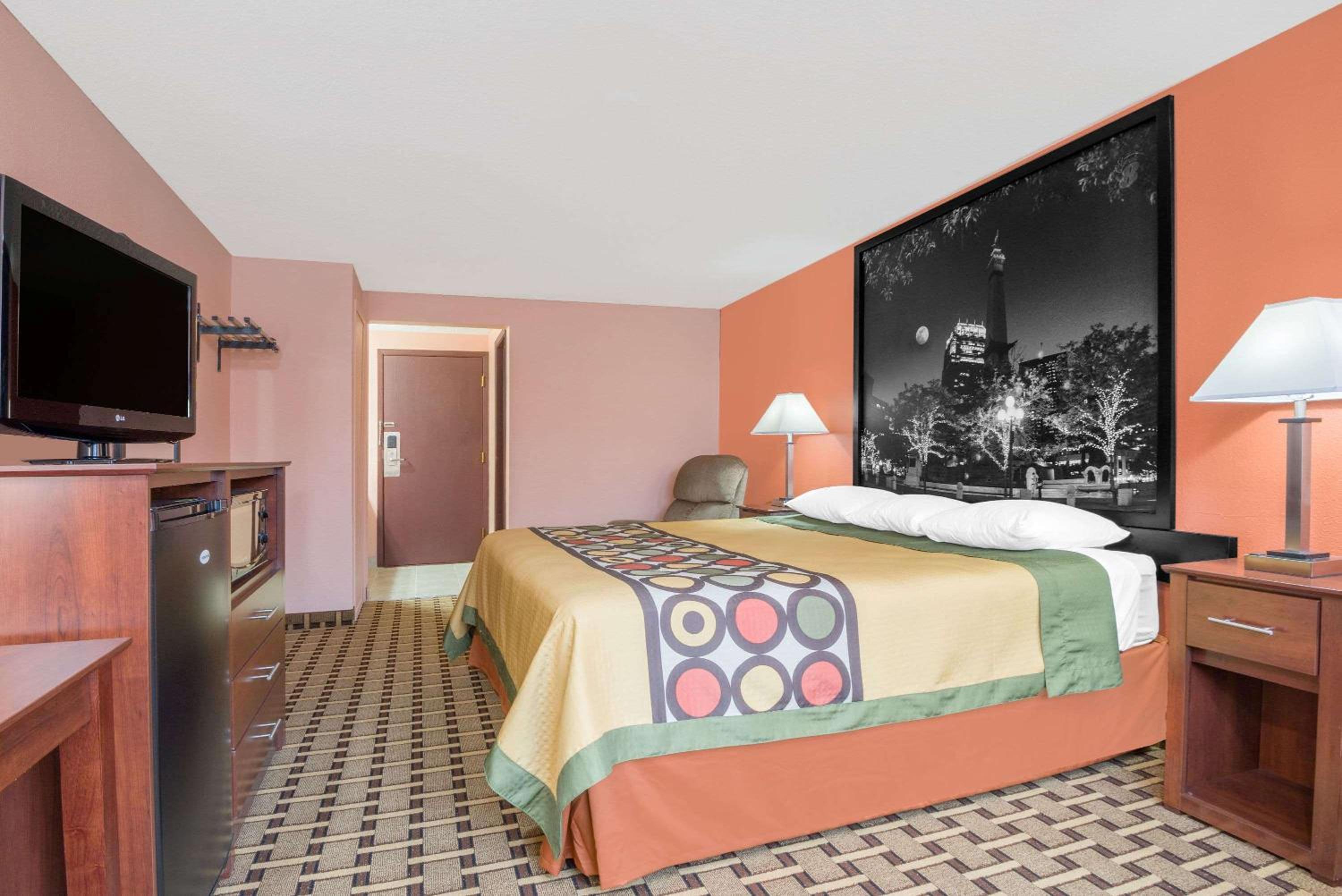 King Suite - Non-Smoking - Photo 4