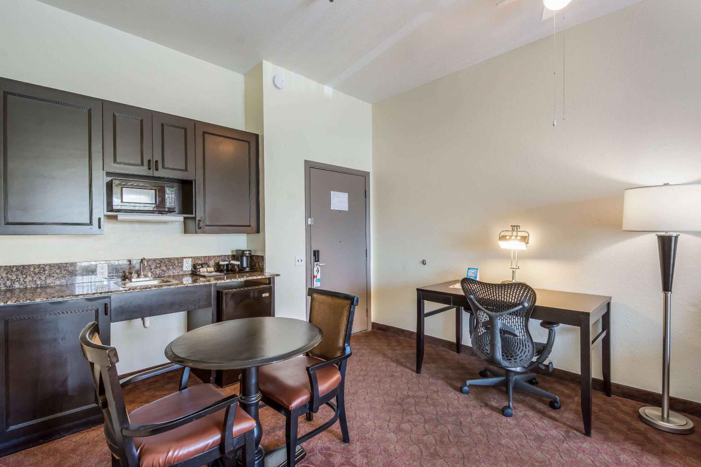 King Suite - Accessible/Non-Smoking - Photo 1