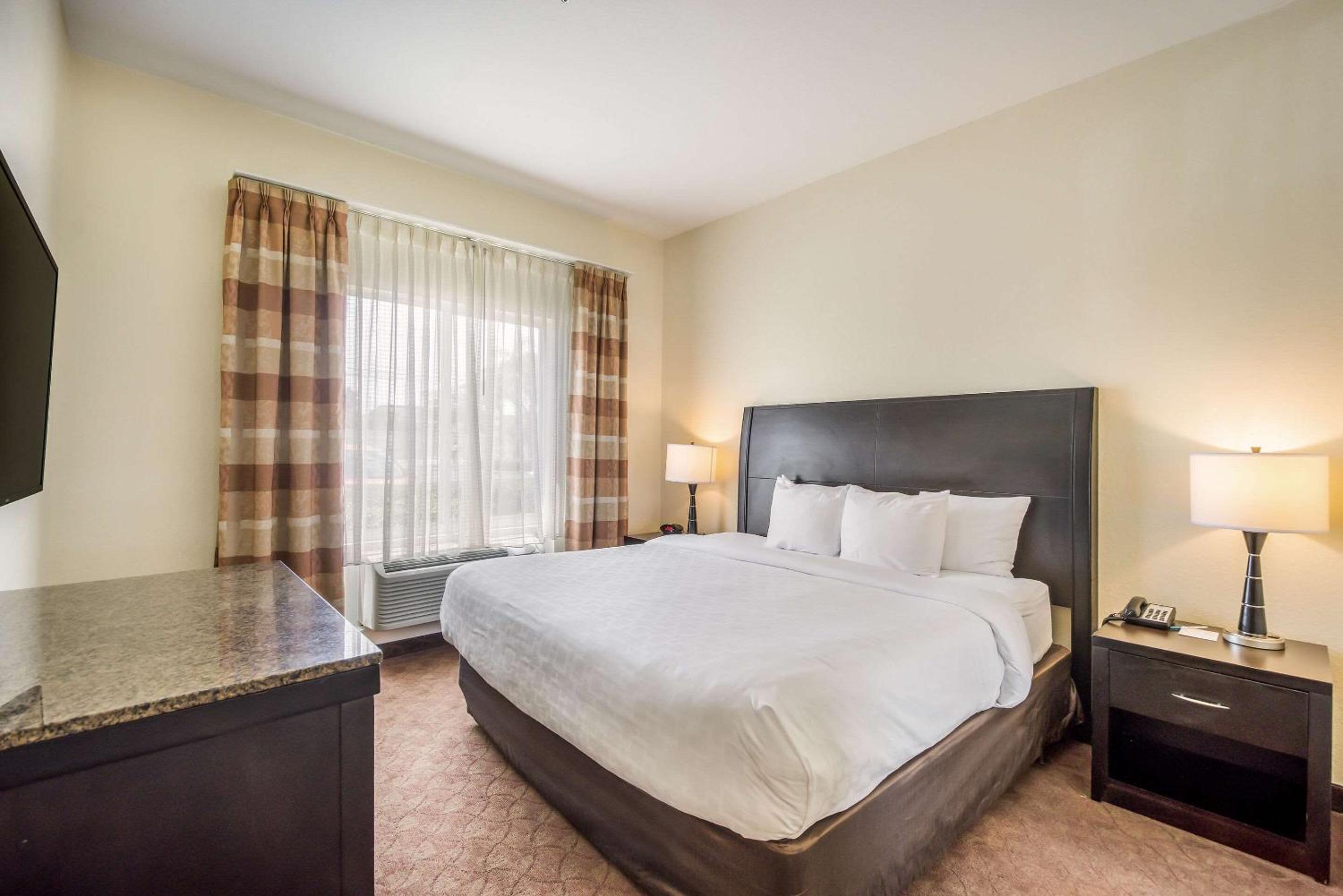 King Suite - Accessible/Non-Smoking - Photo 3