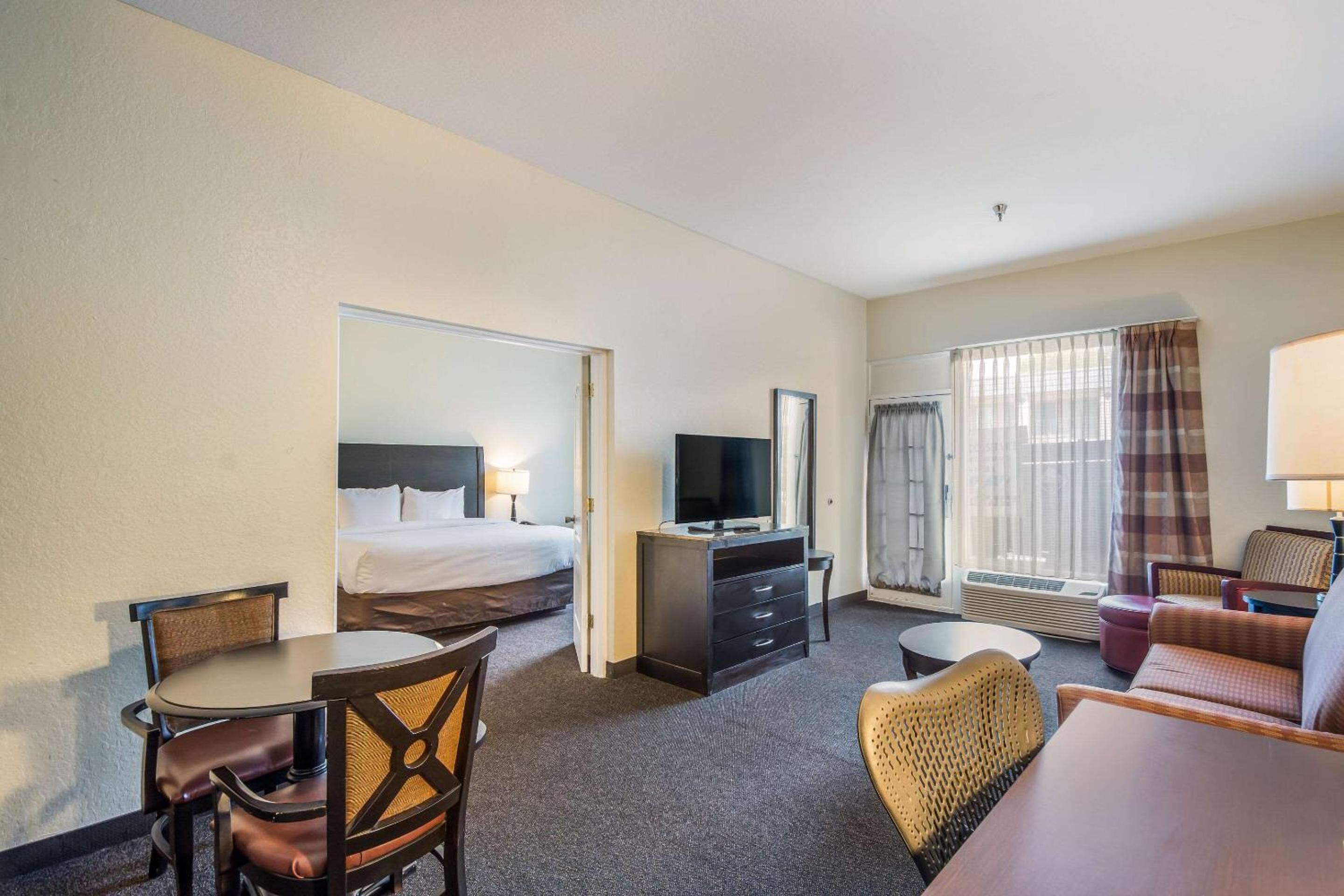 King Suite - Non-Smoking/Interior Hall - Photo 1