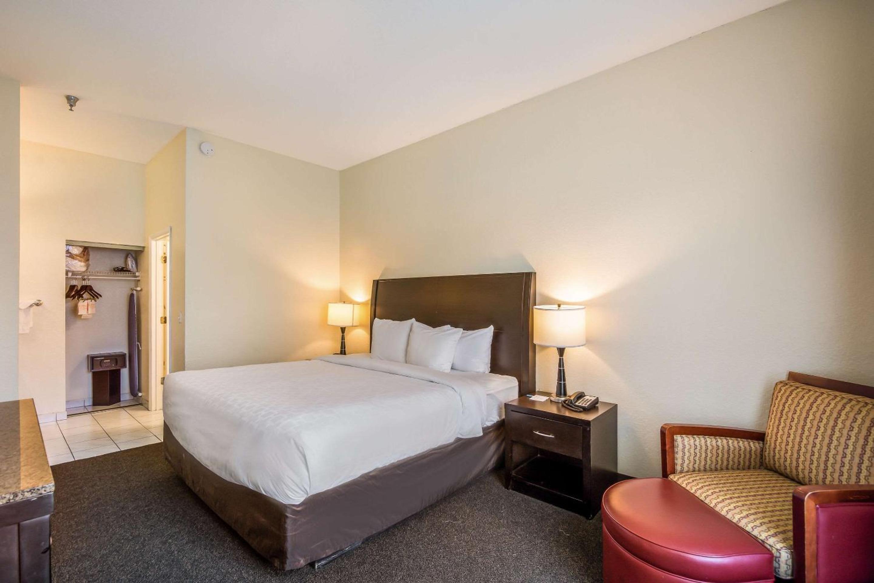 King Suite - Non-Smoking/Interior Hall - Photo 3