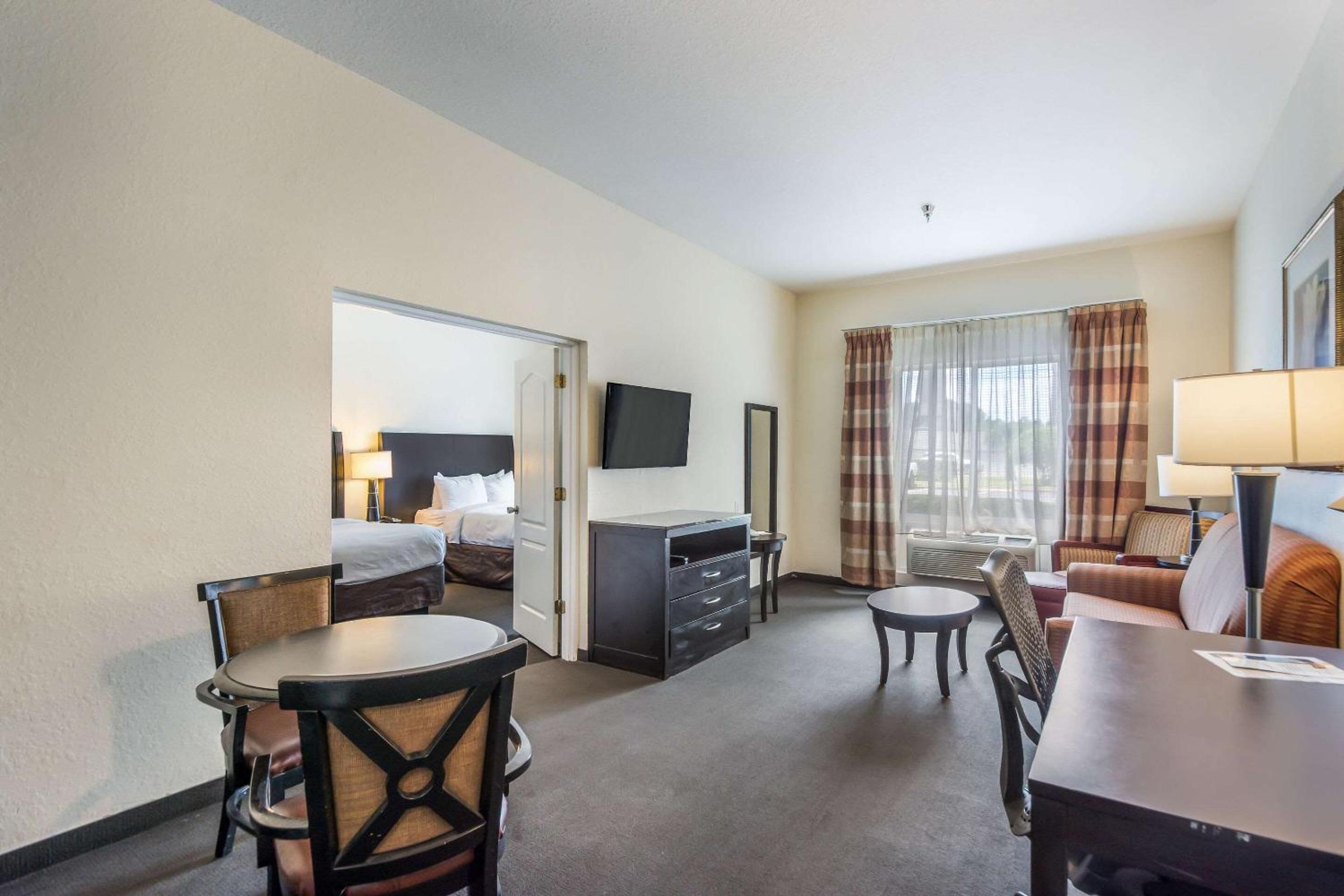 Suite with Two Double Beds - Non-Smoking - Photo 3