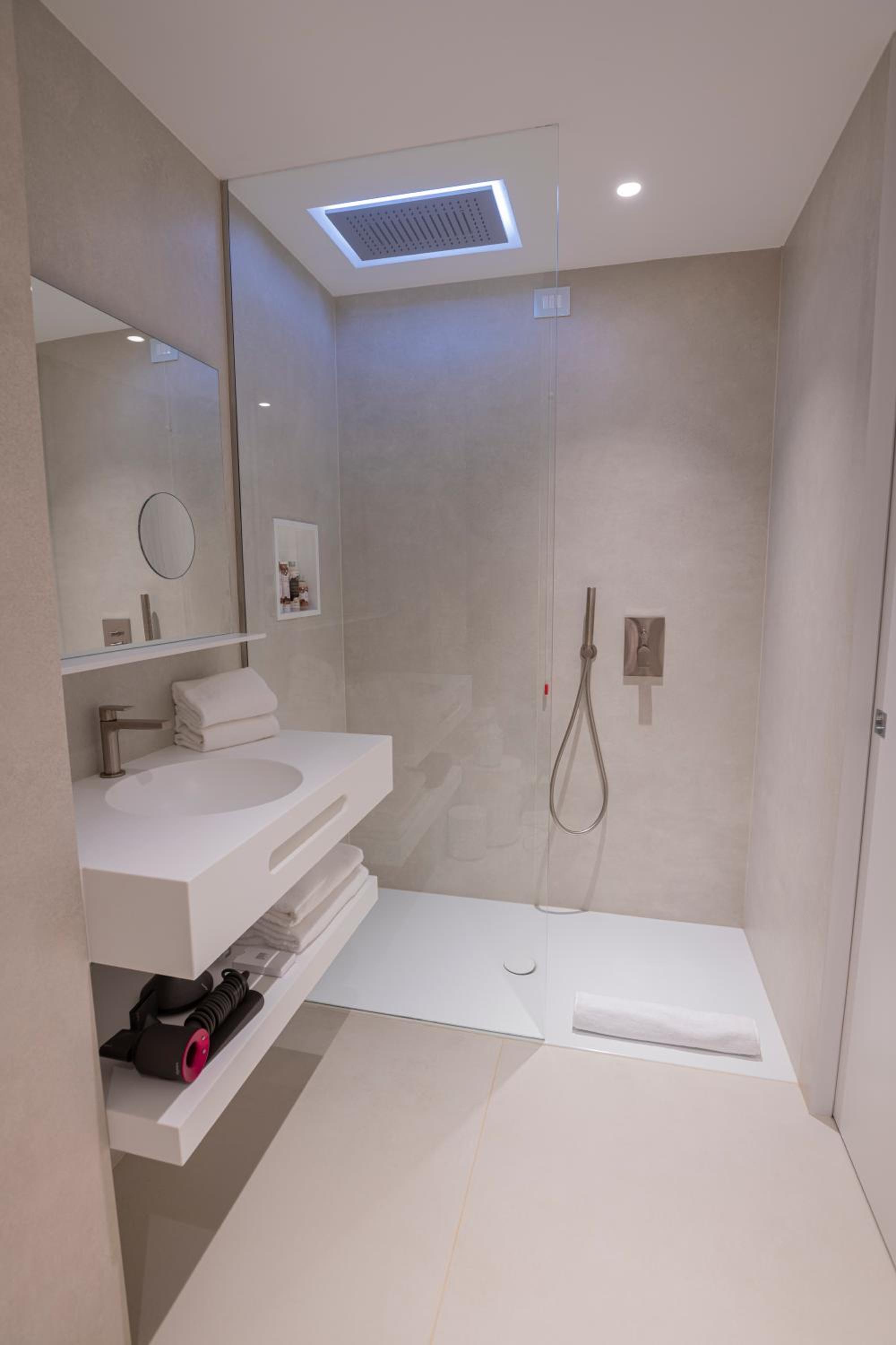 One-Bedroom Suite thumbnail 6