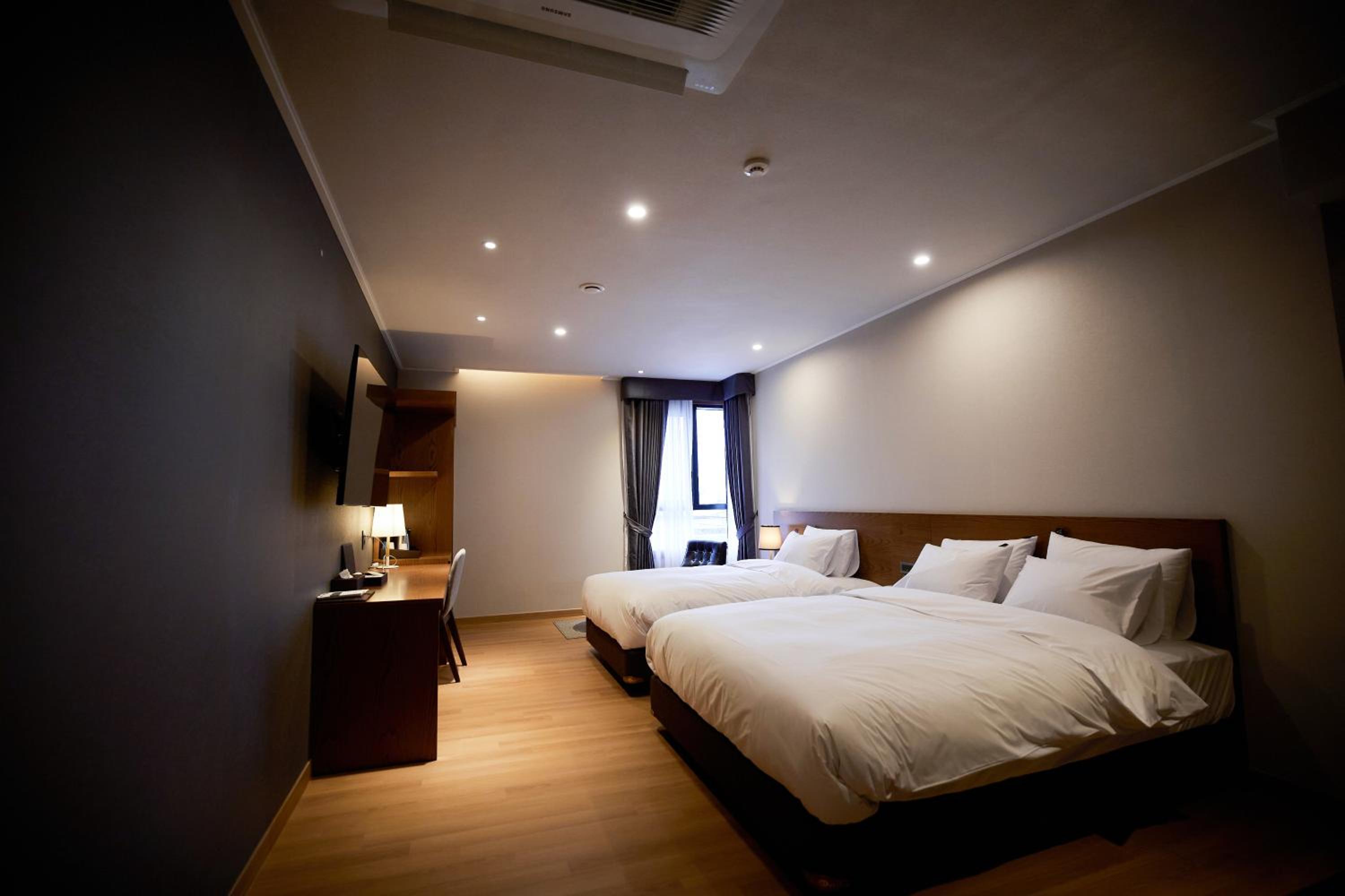Suite - Photo 5