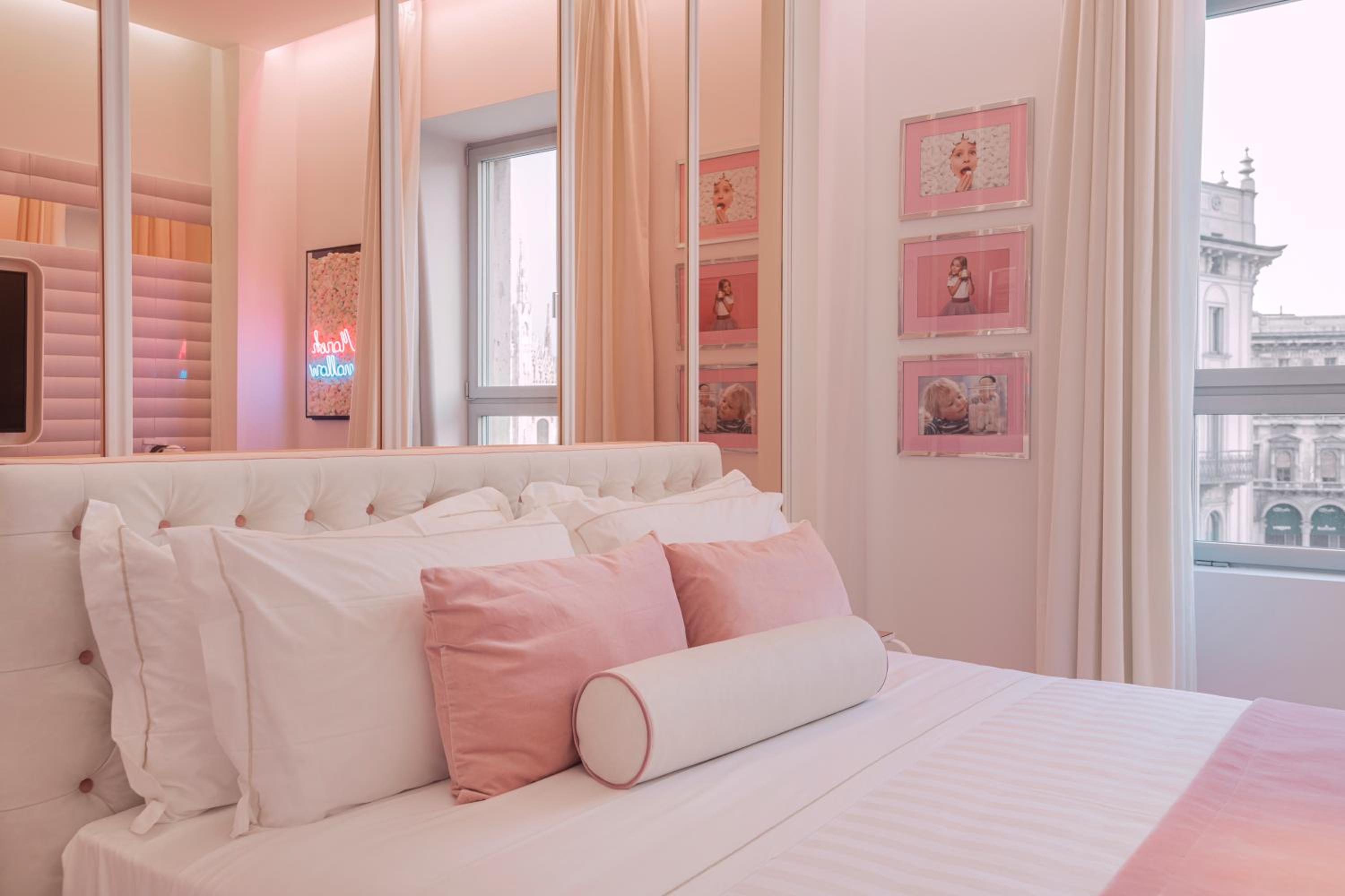 Deluxe Double Room thumbnail 6