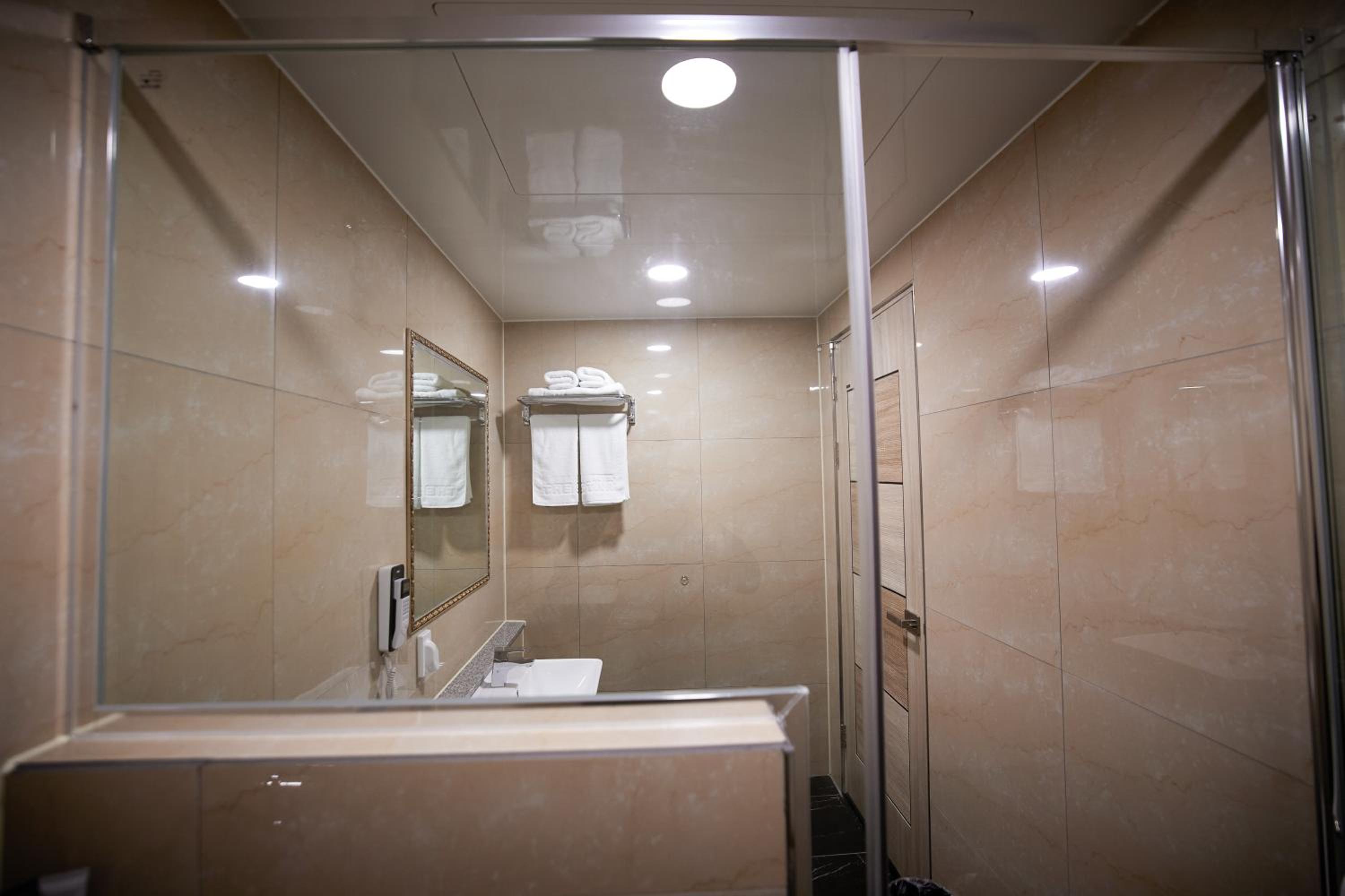 Suite - Photo 3