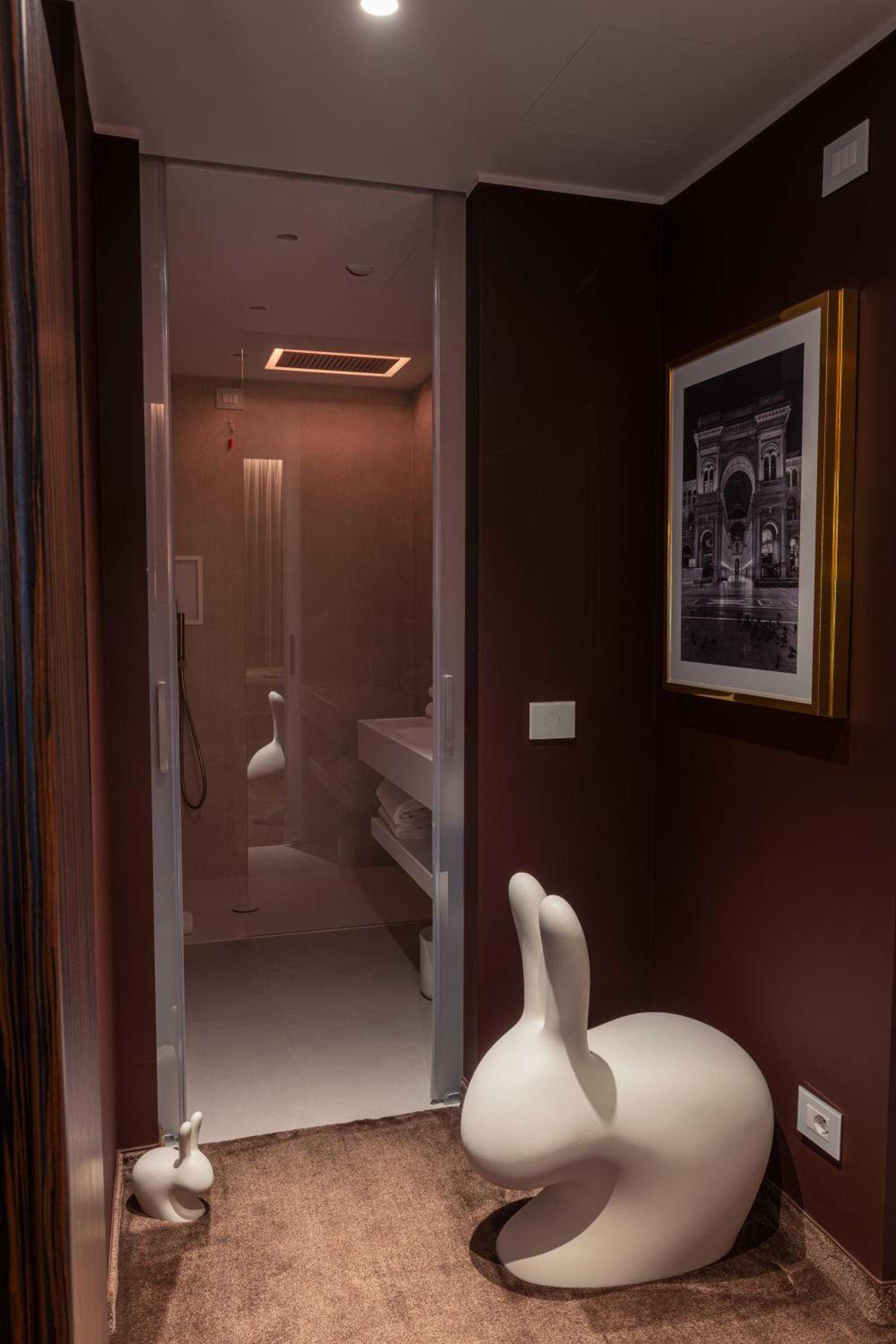 Deluxe Double Room thumbnail 6