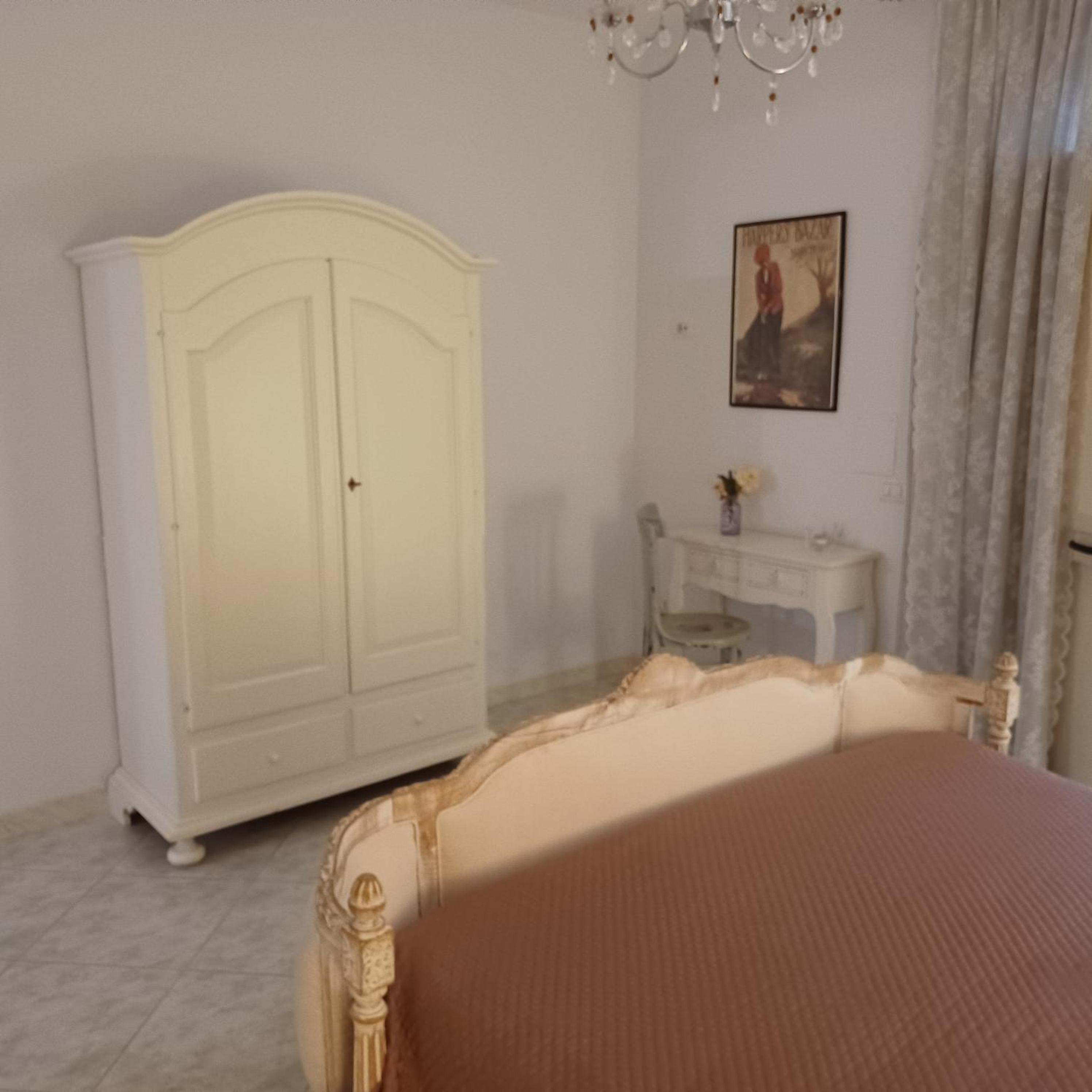 Large Double Room - Photo 5