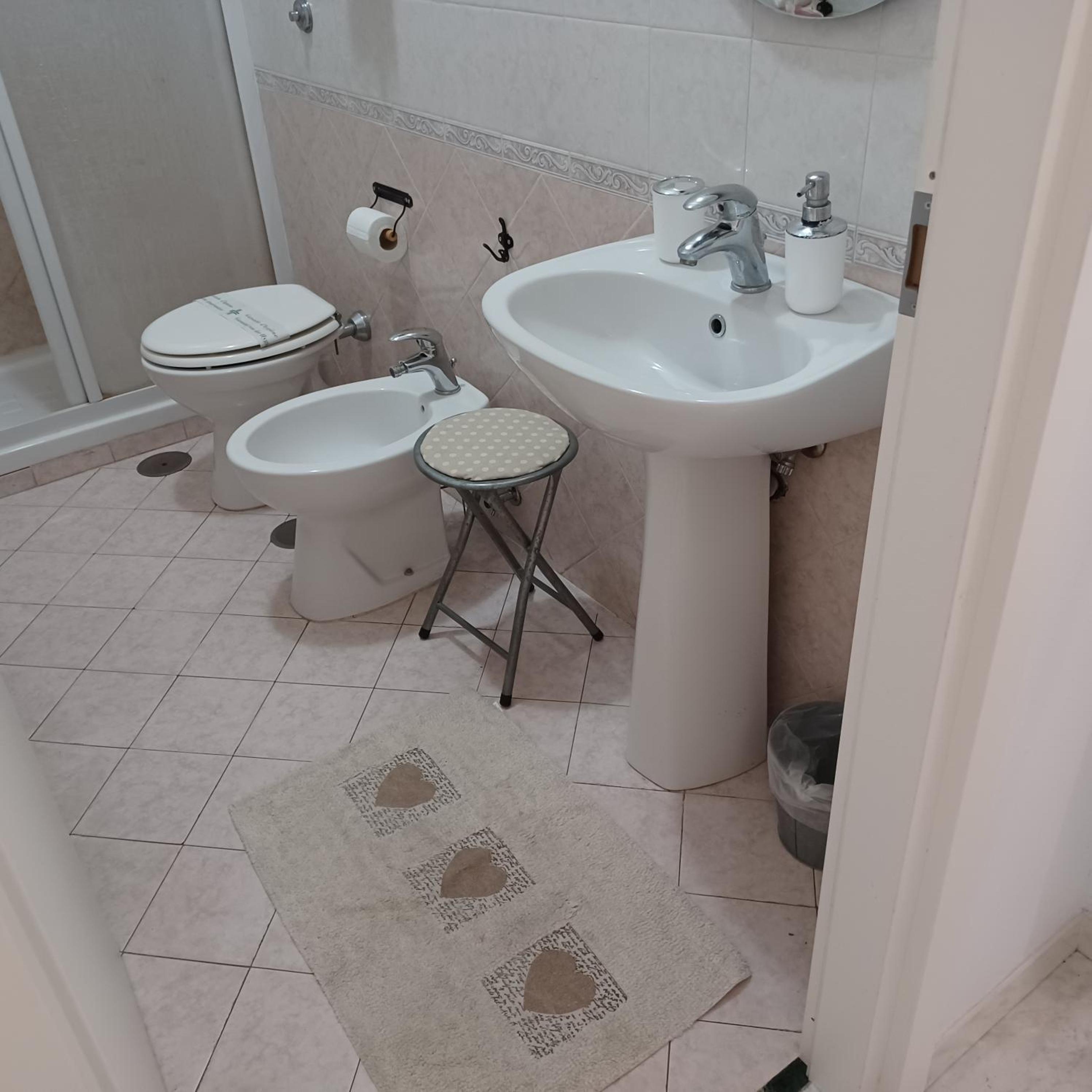 Large Double Room - Photo 2