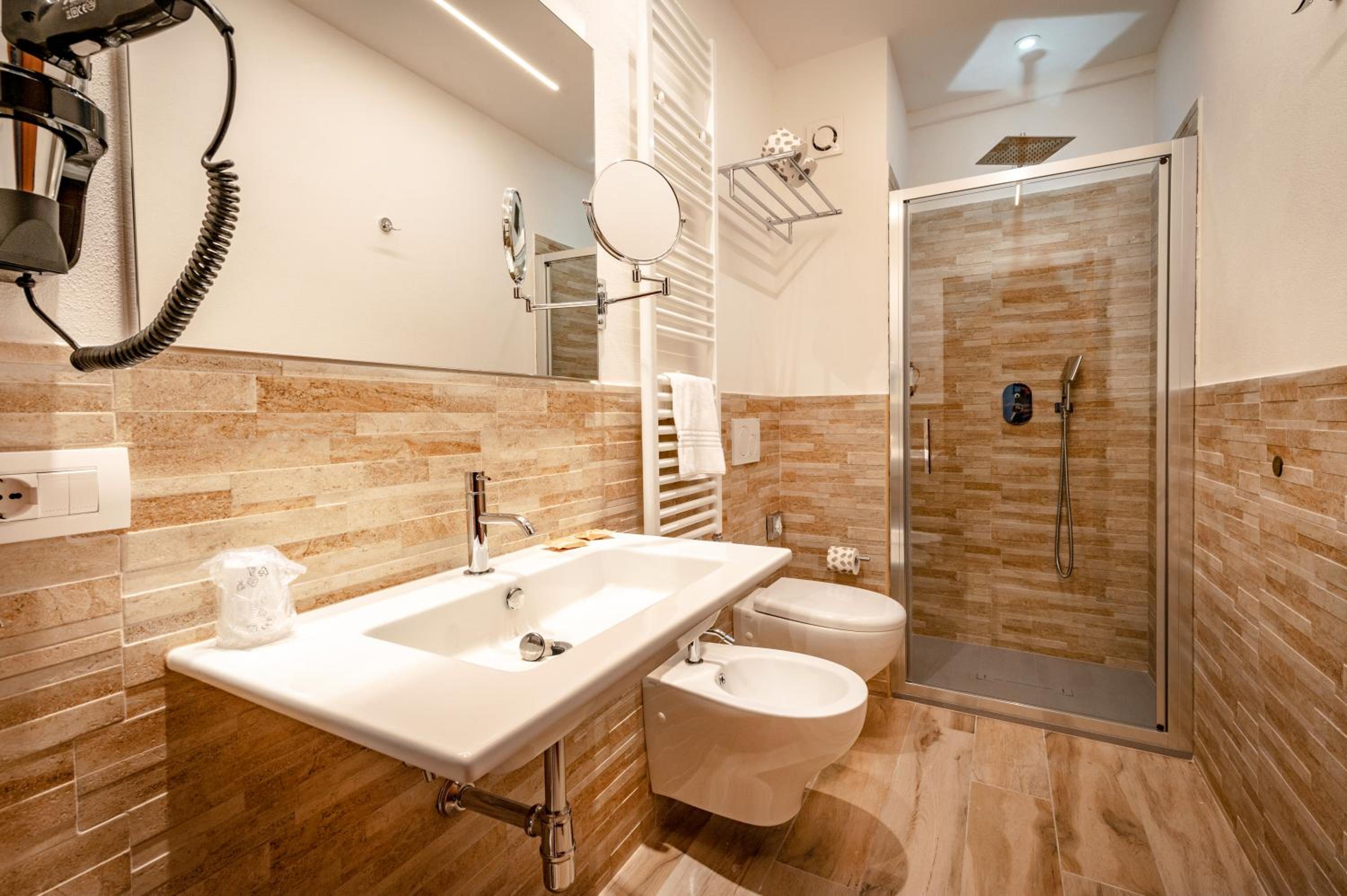 Double or Twin Room - Photo 13