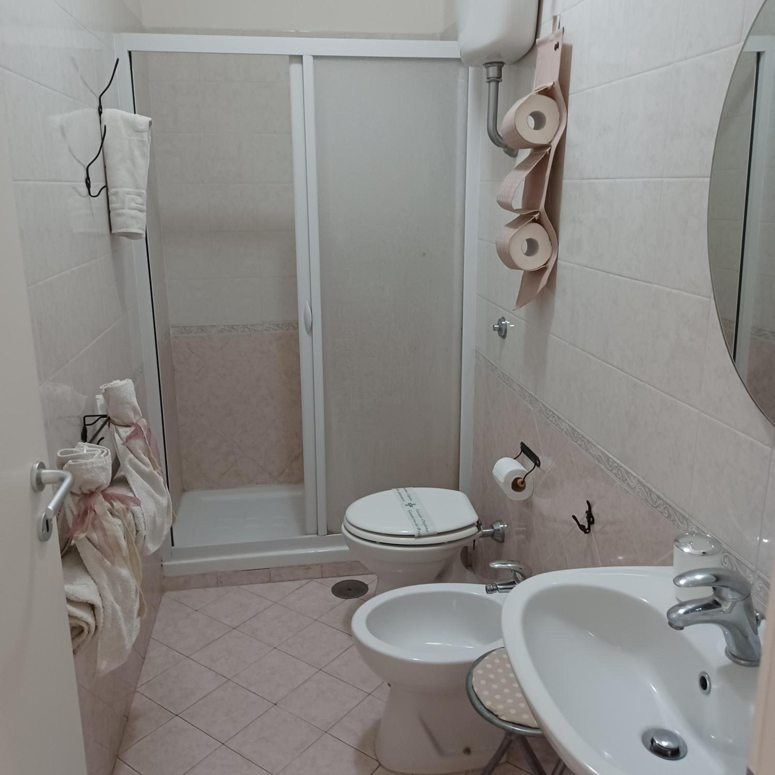 Large Double Room - Photo 21