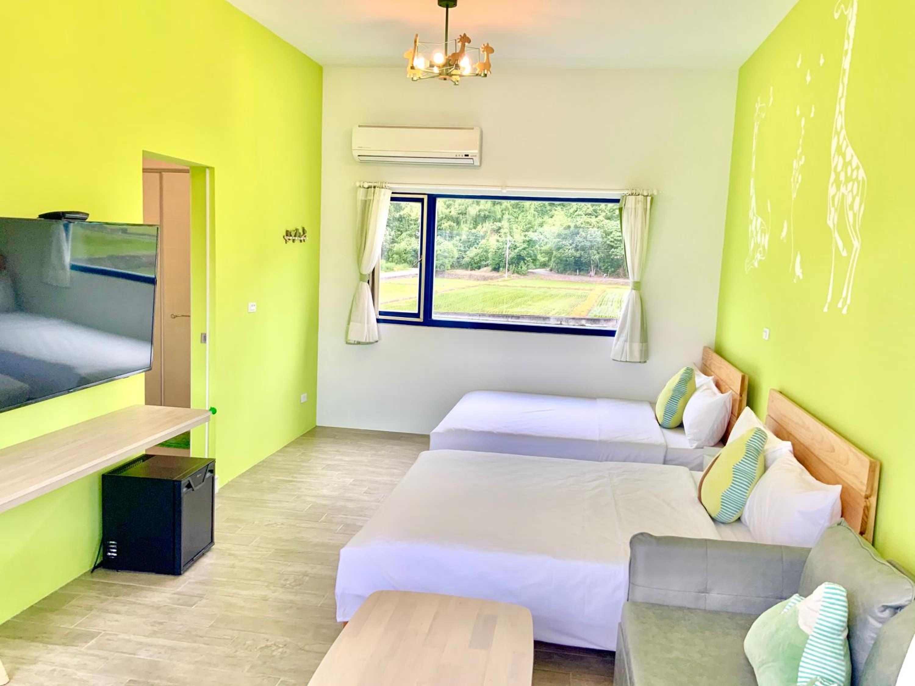 Quadruple Room with Mountain View photo 3
