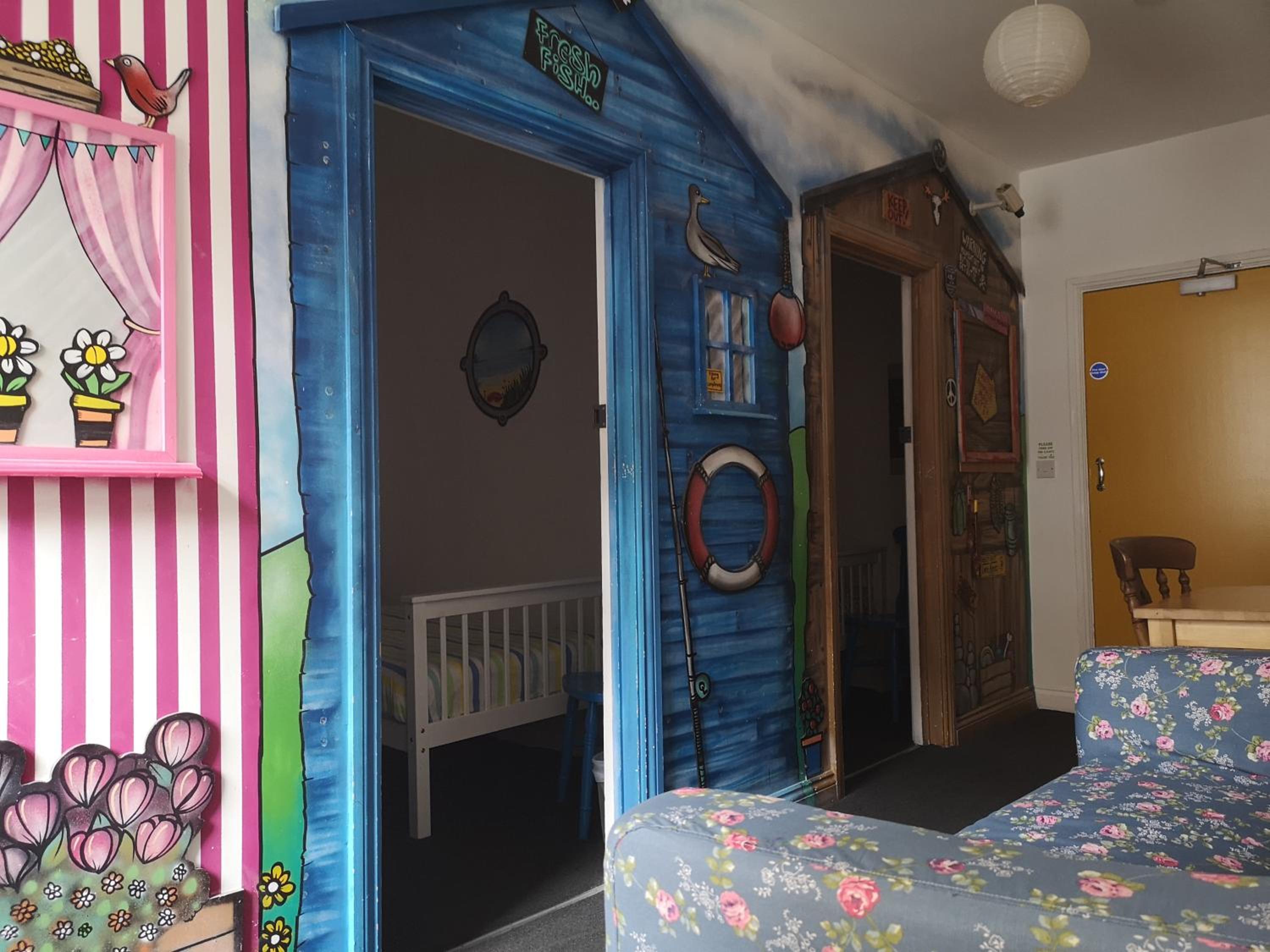 Small Single Room - Shared Bathroom photo 2