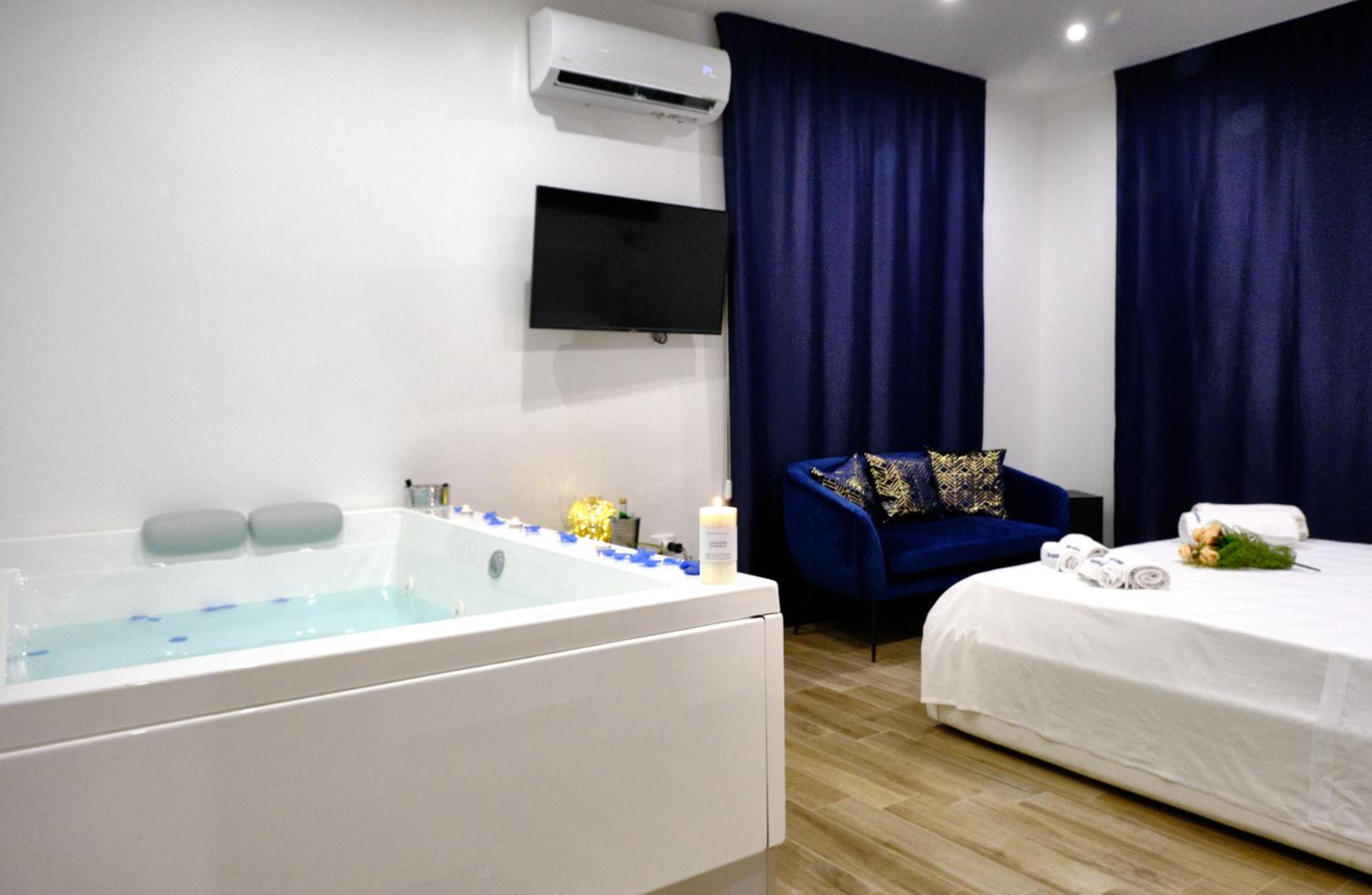 Suite with Spa Bath - Photo 3