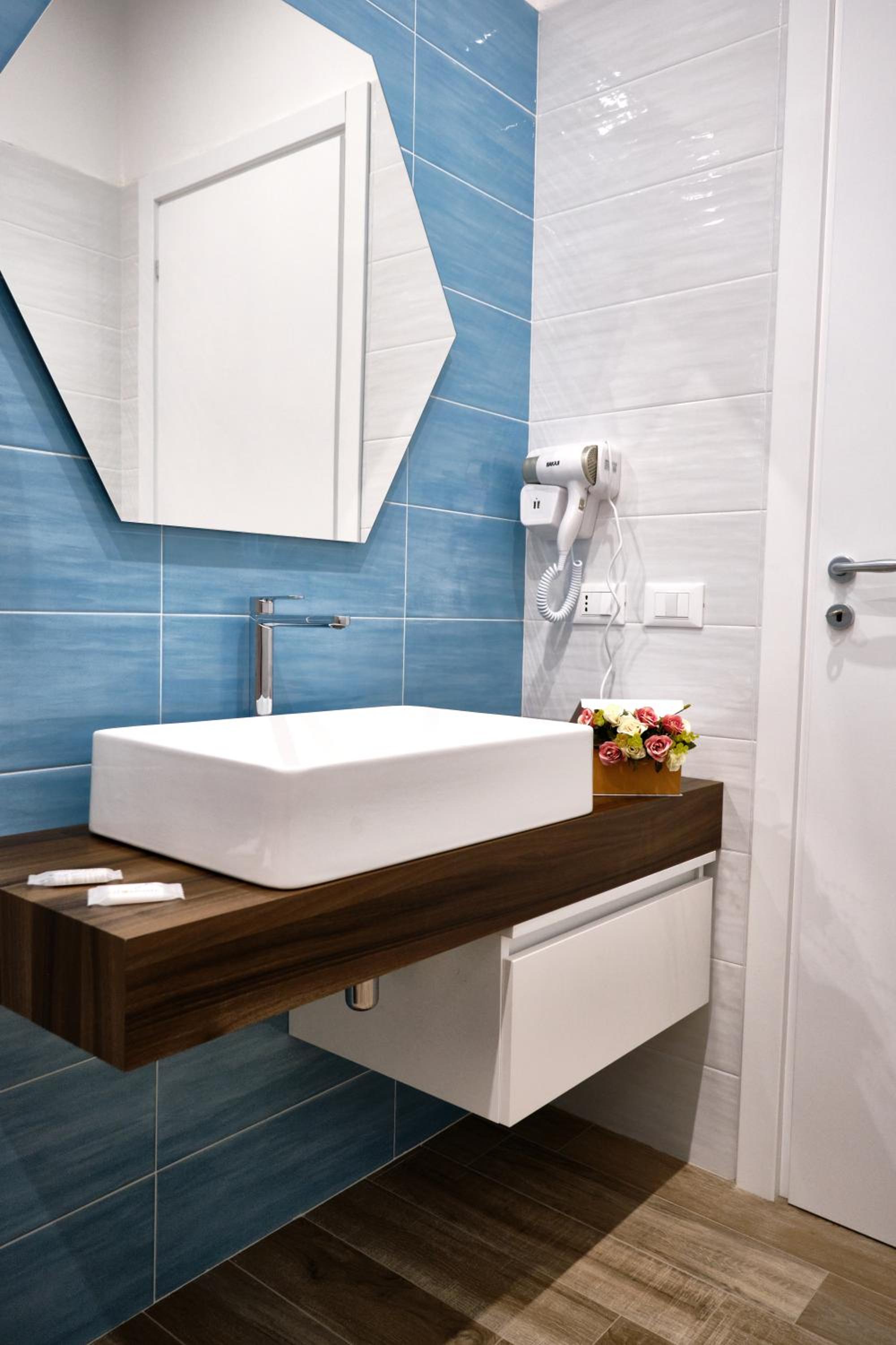 Suite with Spa Bath - Photo 8