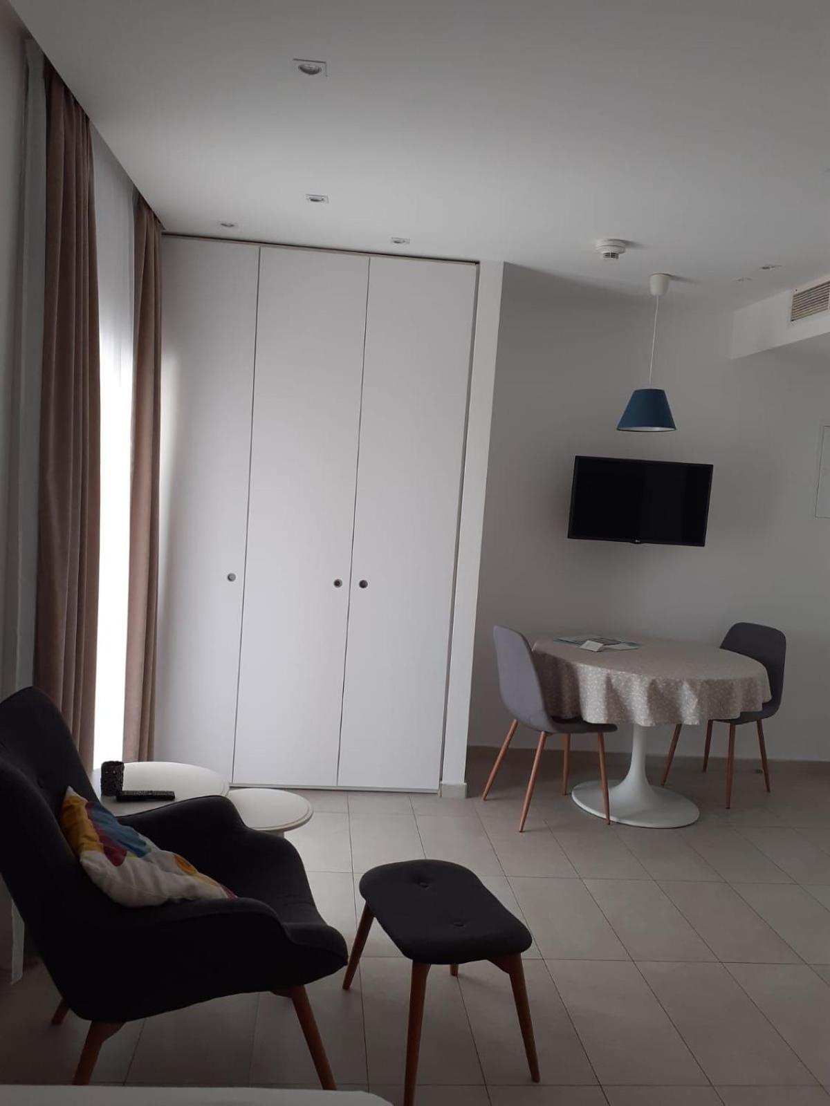Studio apartment with a balcony photo 2
