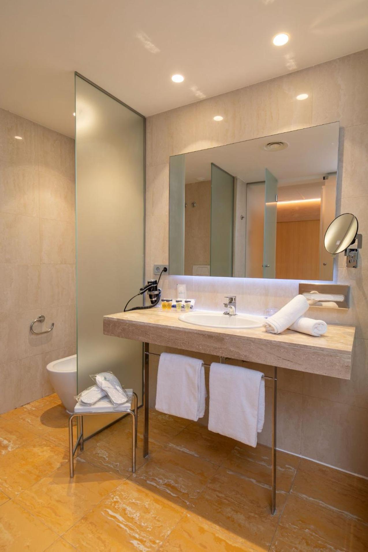 Habitación Doble o con Dos Camas y Balcón (3 Adultos)