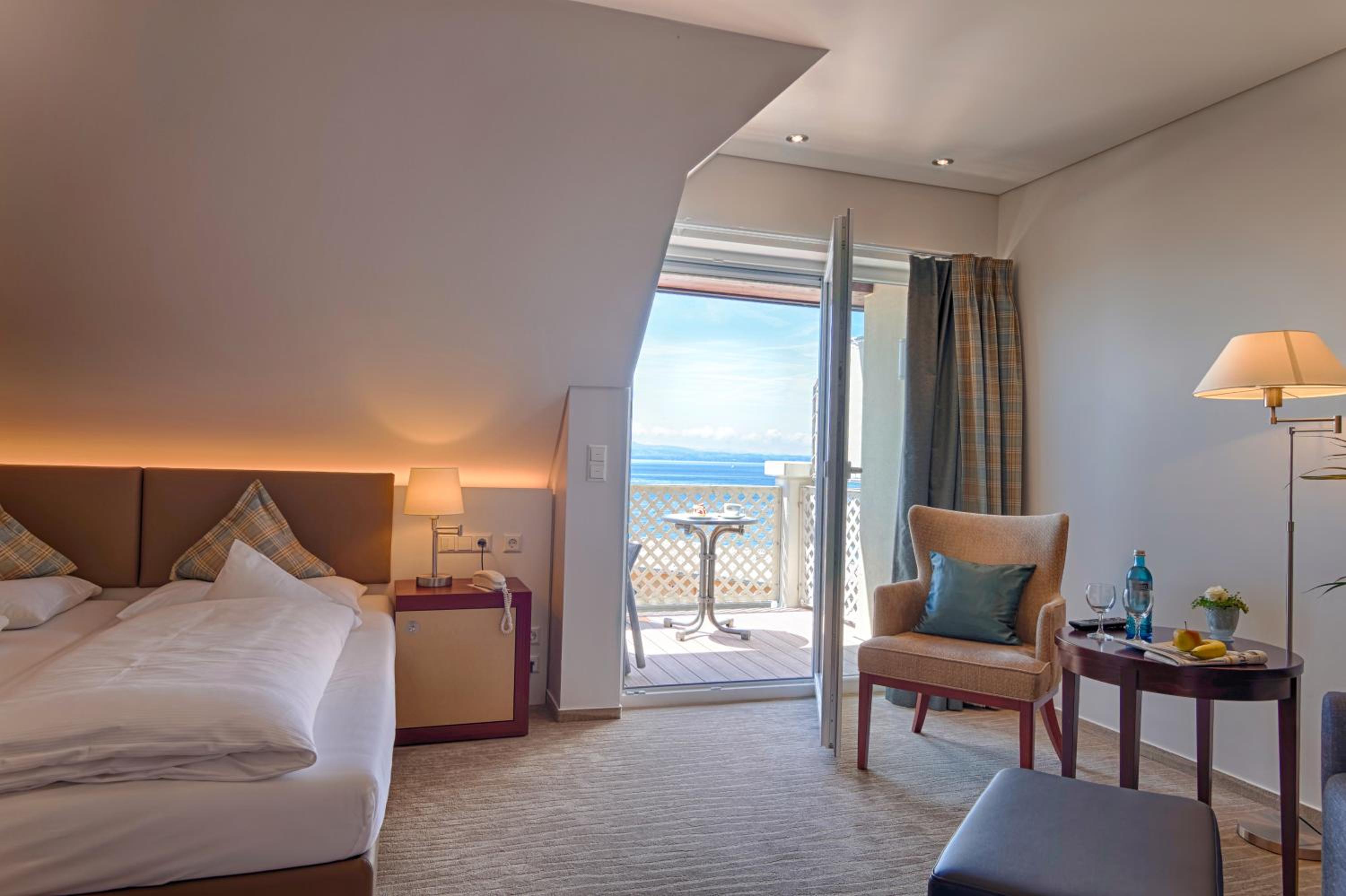 Double Room with Lake View - Photo 3