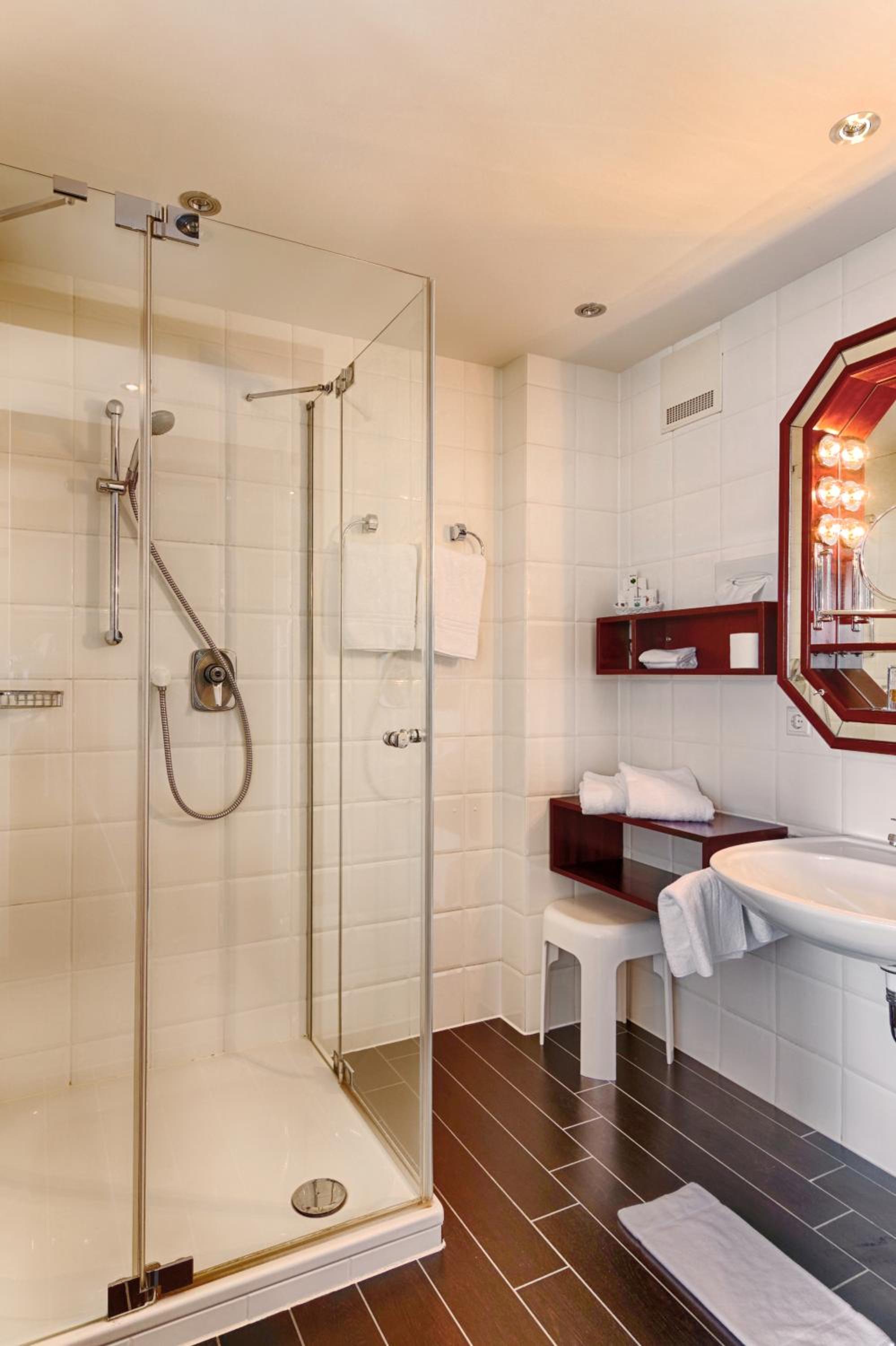 Double Room with Lake View - Photo 12