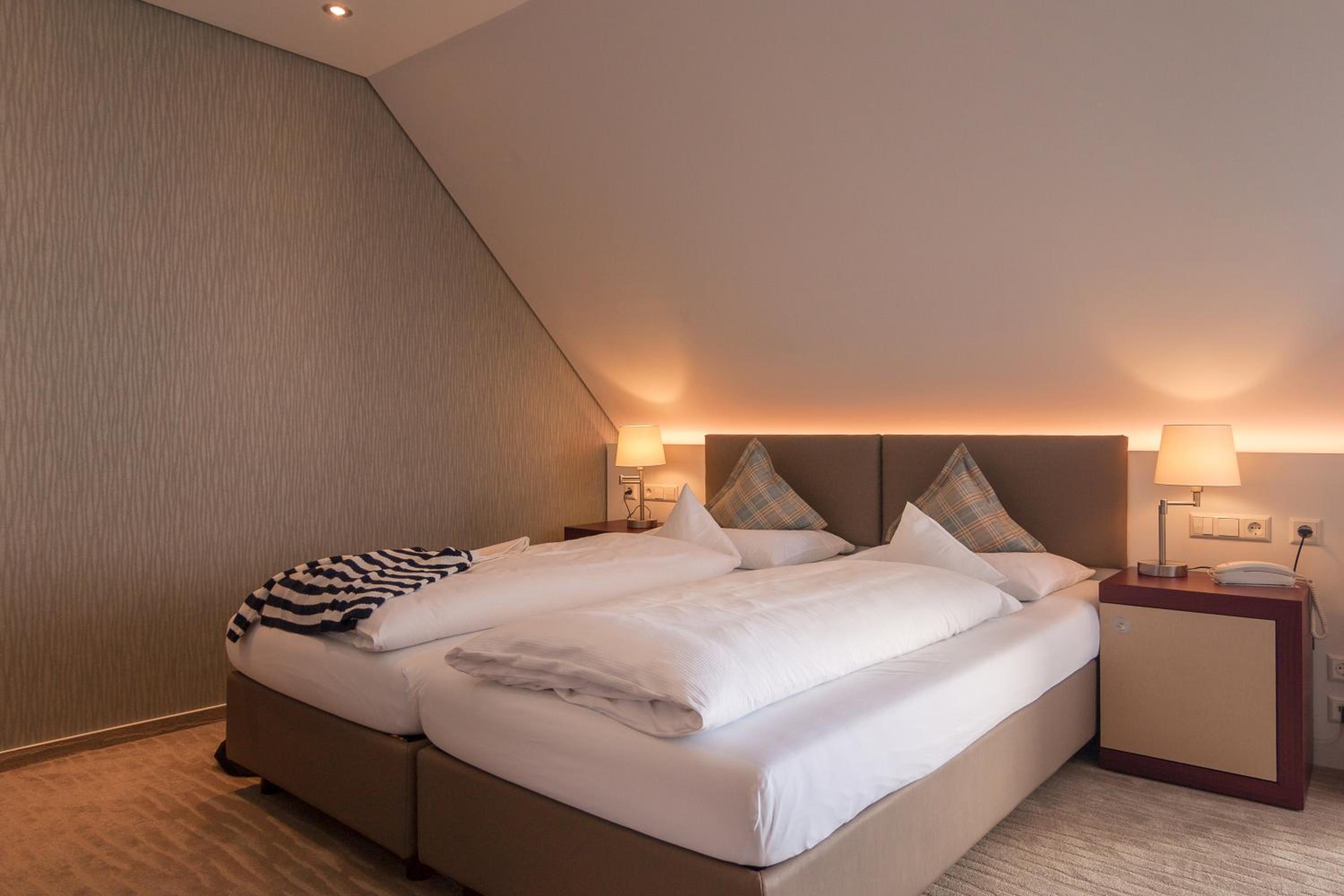 Double Room with Lake View - Photo 2