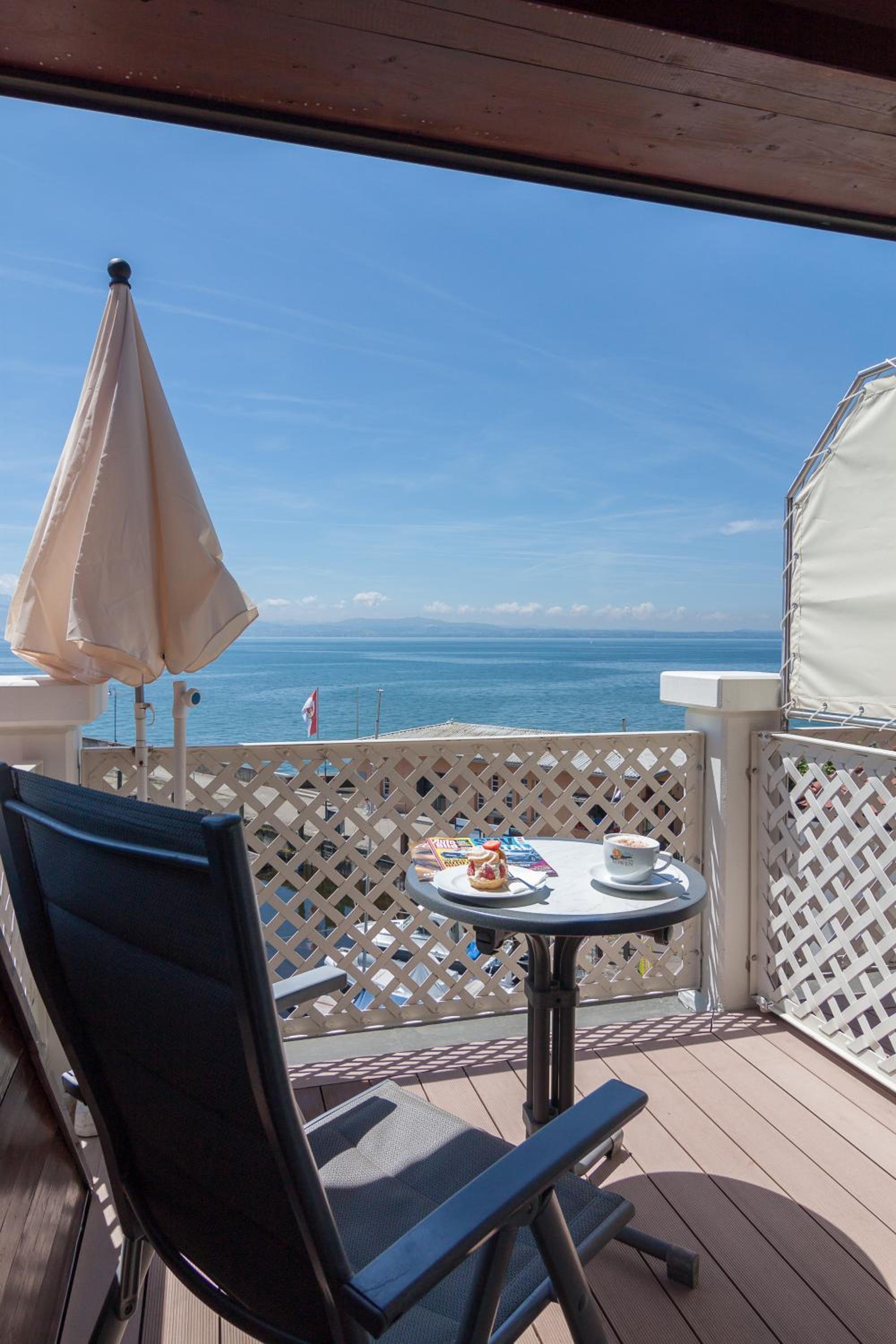 Double Room with Lake View - Photo 10