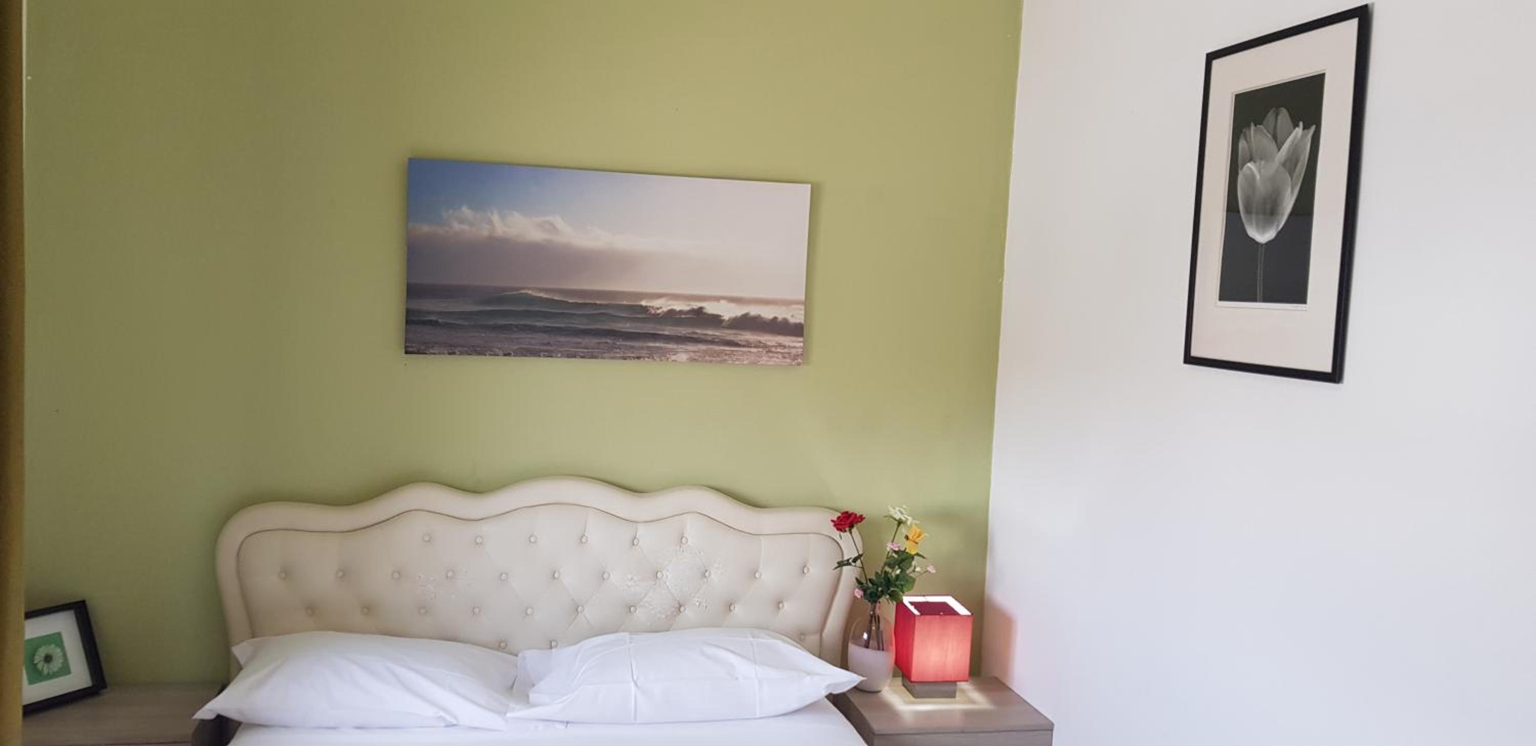 Queen Room with Private Bathroom photo 1